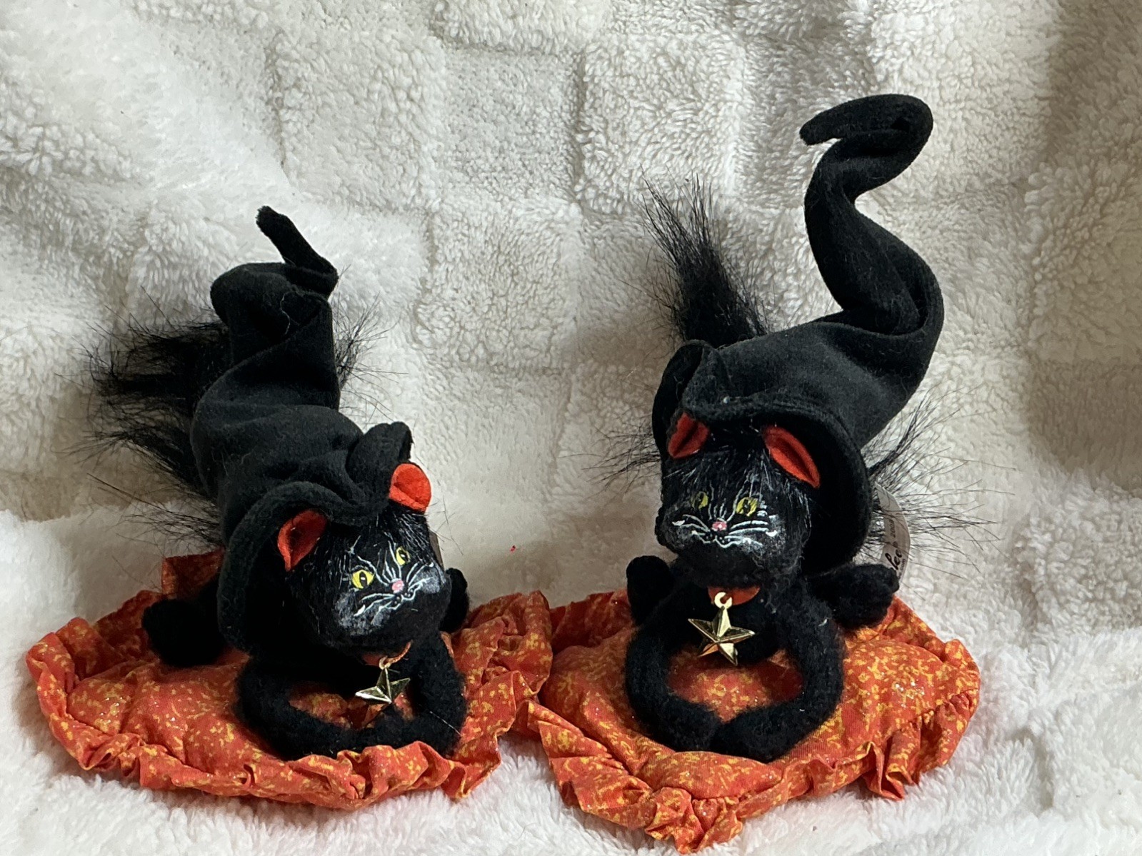 Annalee  2 Halloween Black Cats on Orange Pillows (2009)
