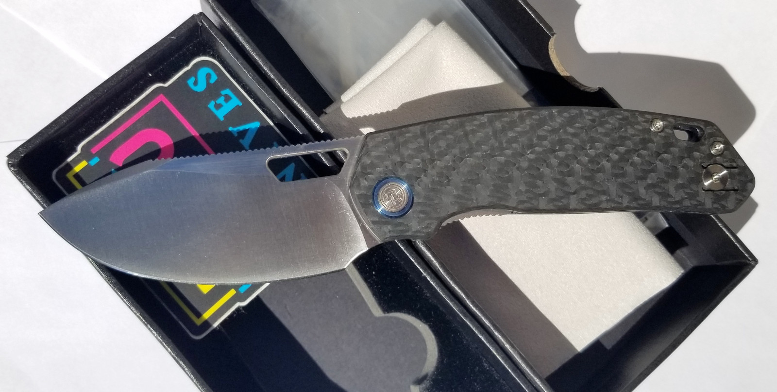 Divo Knives Growler V2 Knife Carbon Fiber Satin 154CM Plain Edge Linerlock