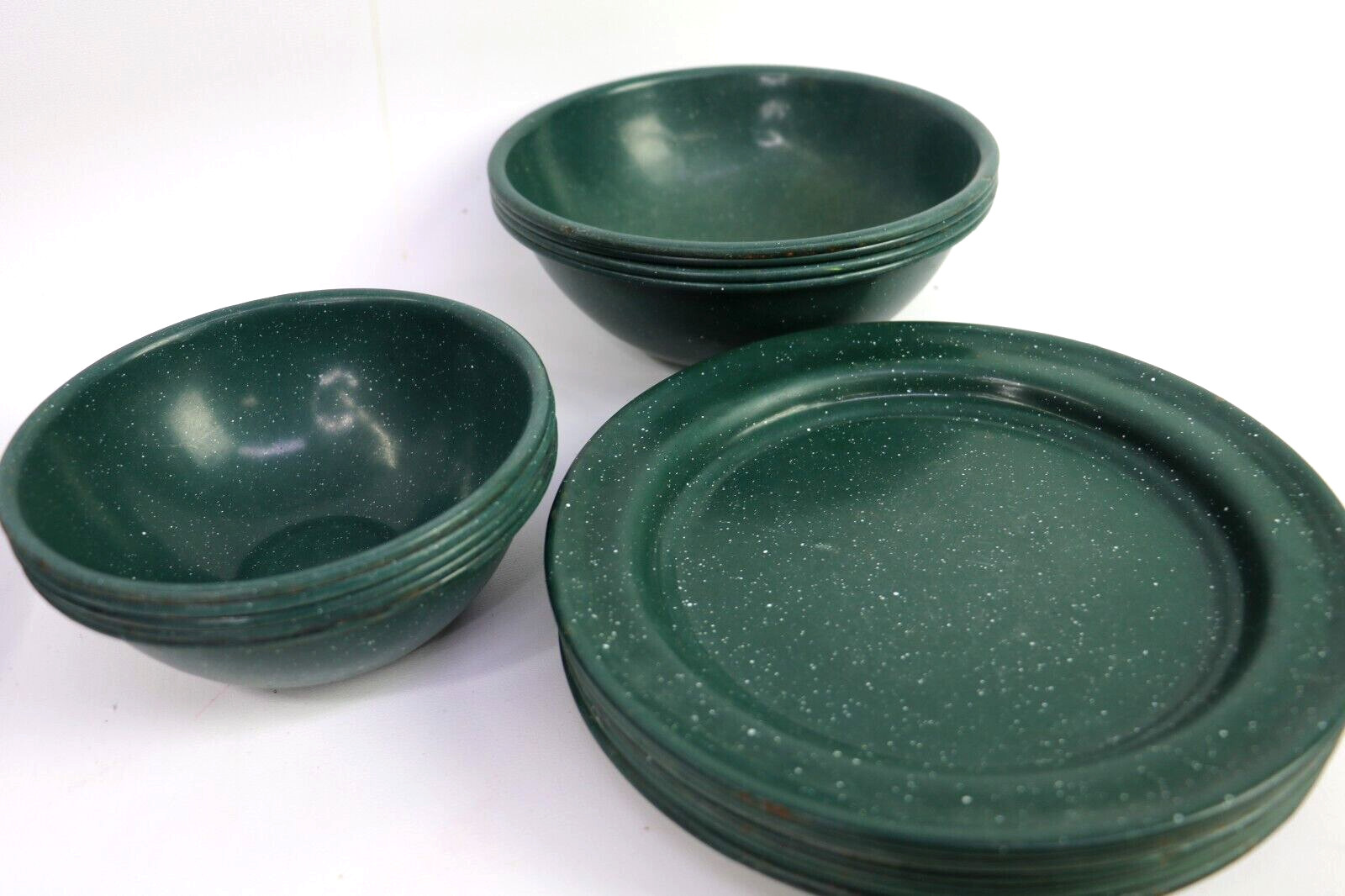 Lot of 8 Vintage Enamelware Green Speckled Metal Plates 4 Large Bowls, 5 Small