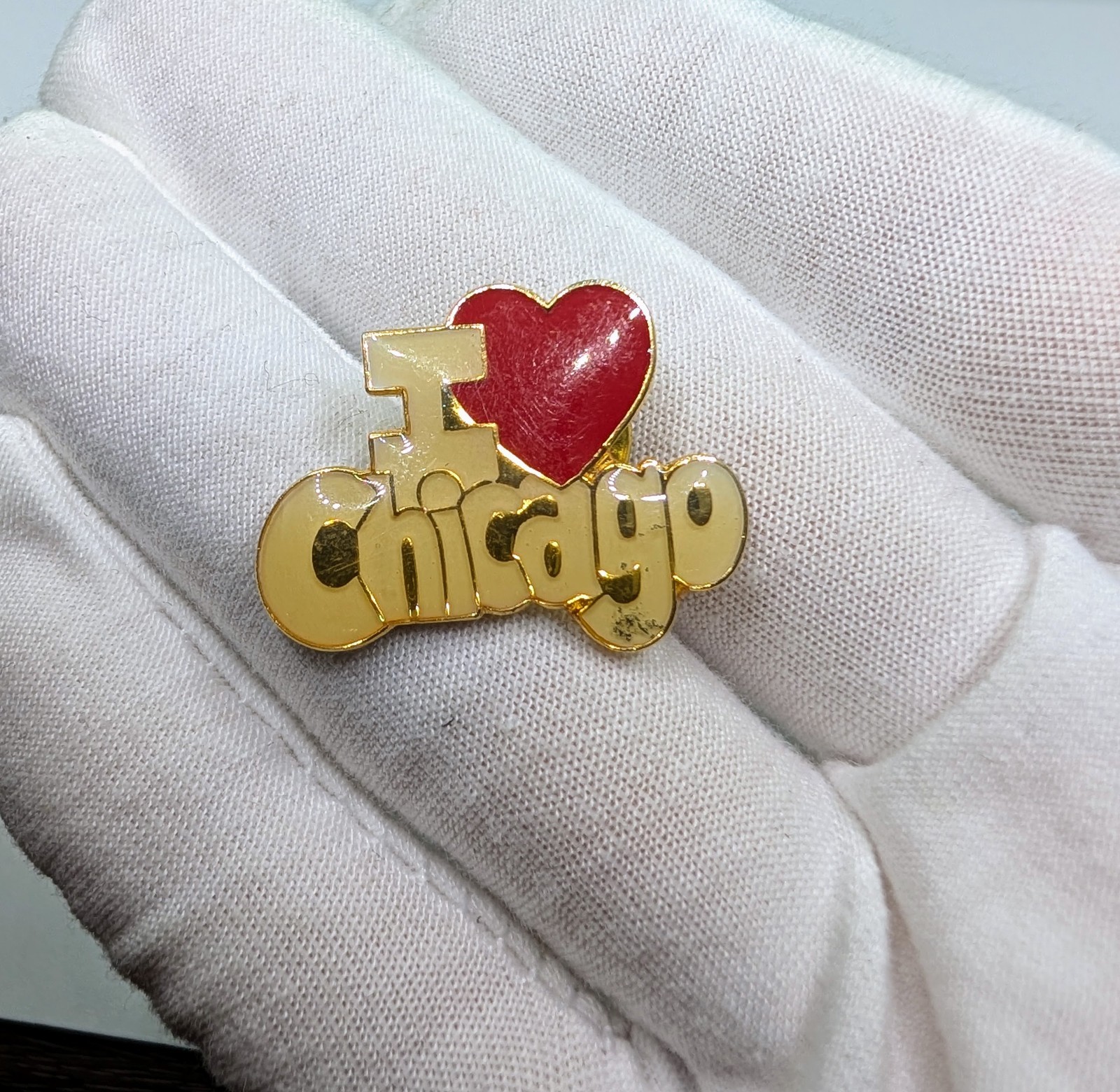 Vintage I Love Chicago Heart Travel Souvenir Gold Tone Enamel Lapel Pin