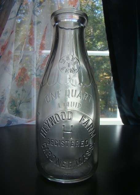 Vintage HEYWOOD FARM- GARDNER, MASS. Quart Milk Bottle