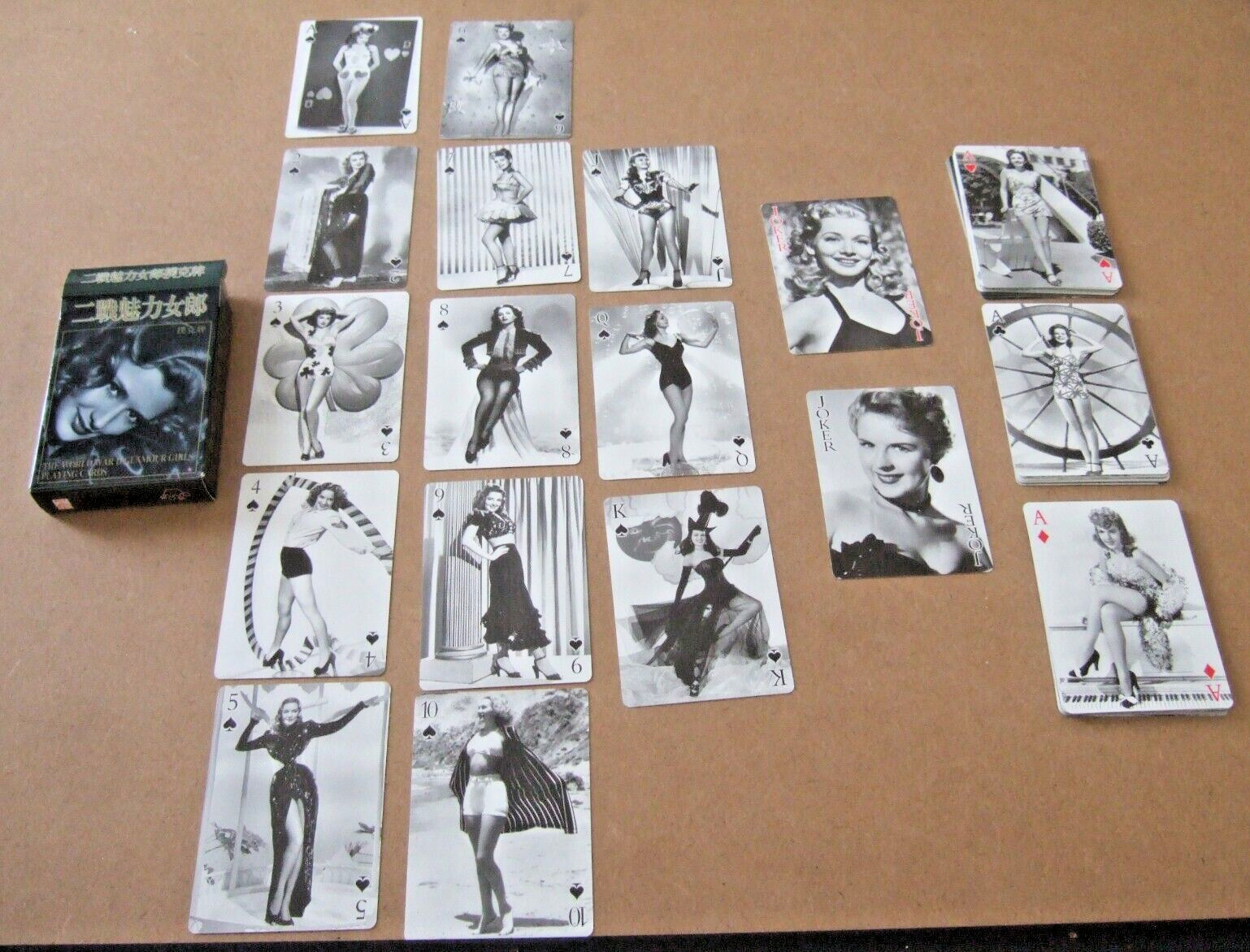THE WORLD WAR II GLAMOUR GIRLS PLAYING CARDS   52 CARDS & 2 JOKERS  EXCELLENT