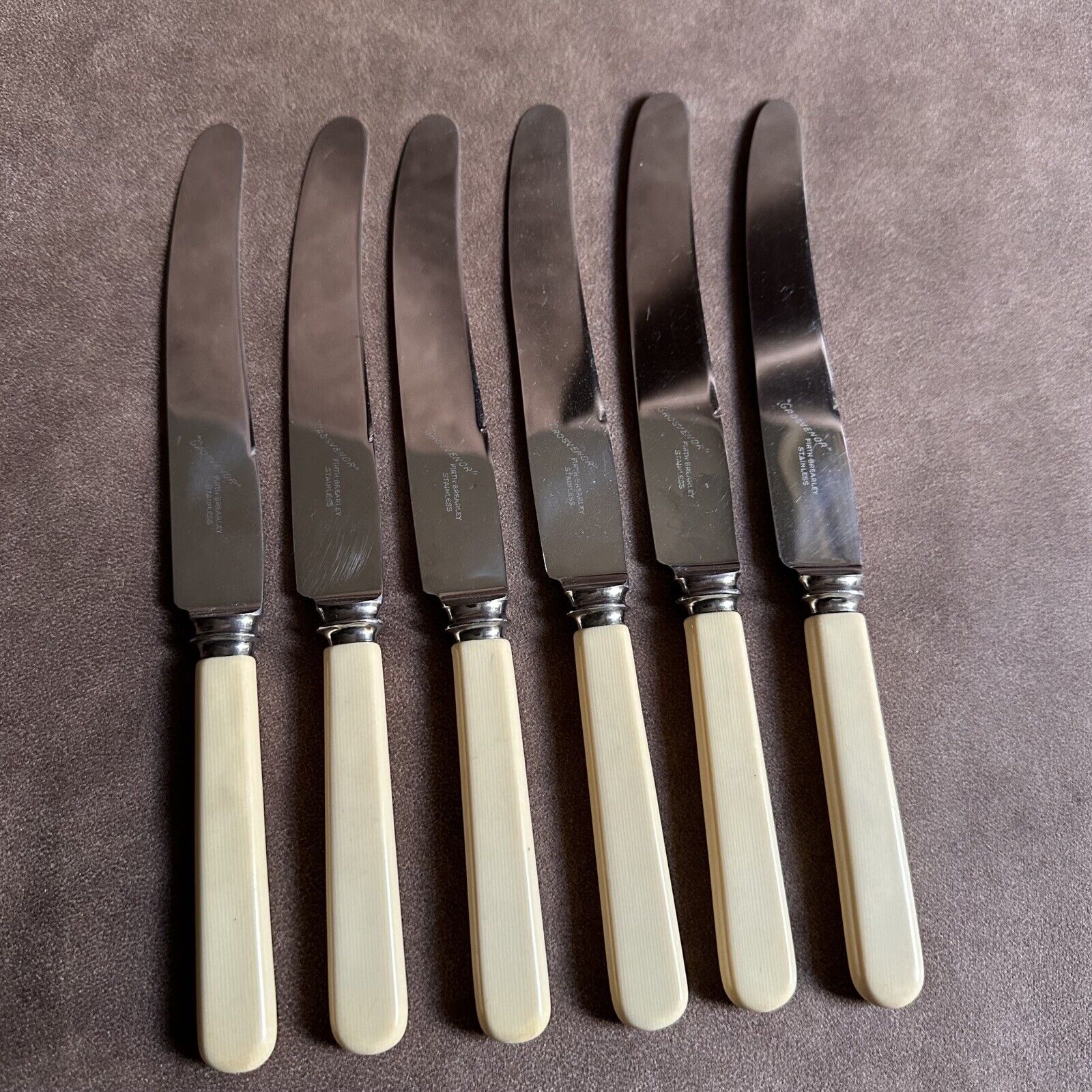 6x VINTAGE GROSVENOR ENGLAND FAUX BONE HANDLED STAINLESS MAIN TABLE KNIVES