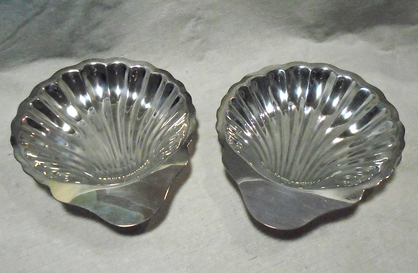 Vintage Oneida Silversmiths 7.5” Clam Shell Shaped Candy Nut Dish Set Of 2