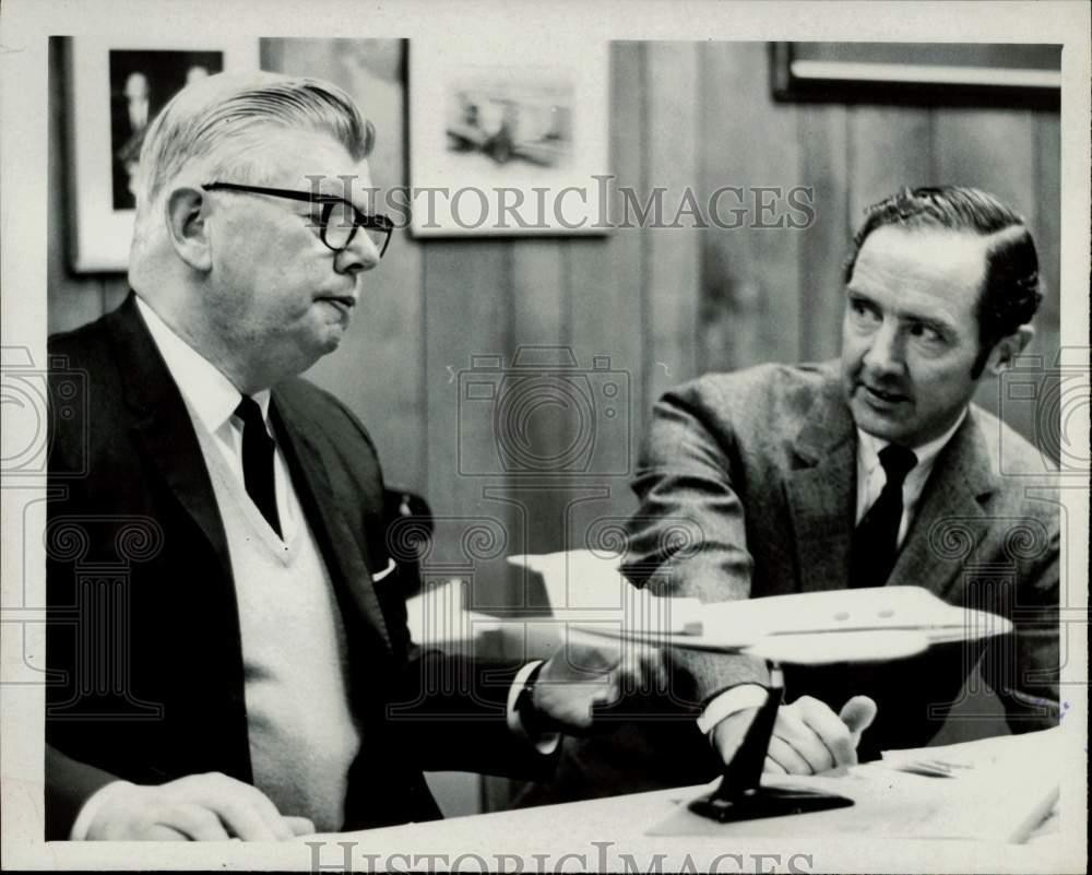 1969 Press Photo Bill Lear and illustrator Don Moss inspect a airplane model 1969 Press Photo Bill Lear and illustrator Don Moss inspect a airplane model