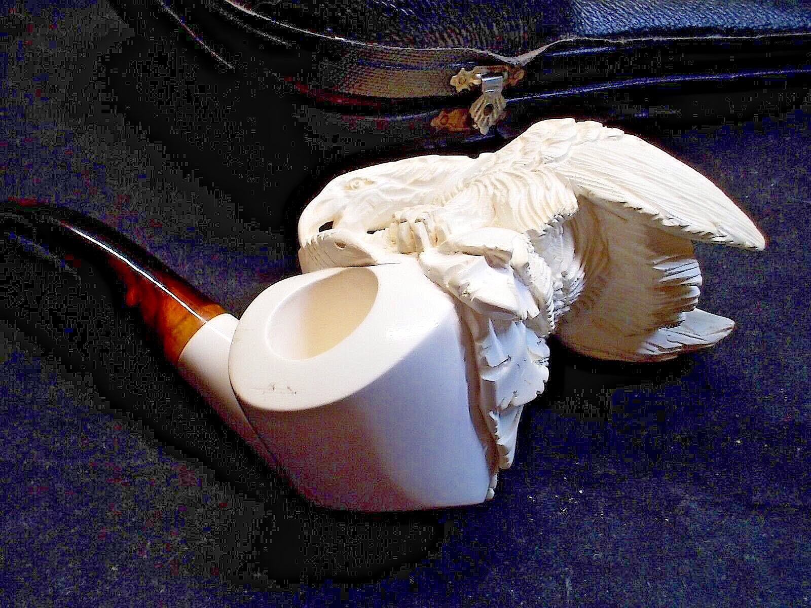 🔴UNSMOKED MEERSCHAUM PIPE FEATURING AN EAGLE EATING A SNAKE IN FITTED CASE