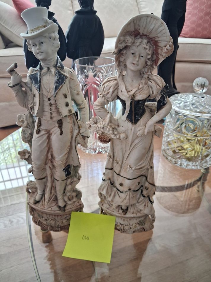 Pair of pale molded ceramic figures, model 9819