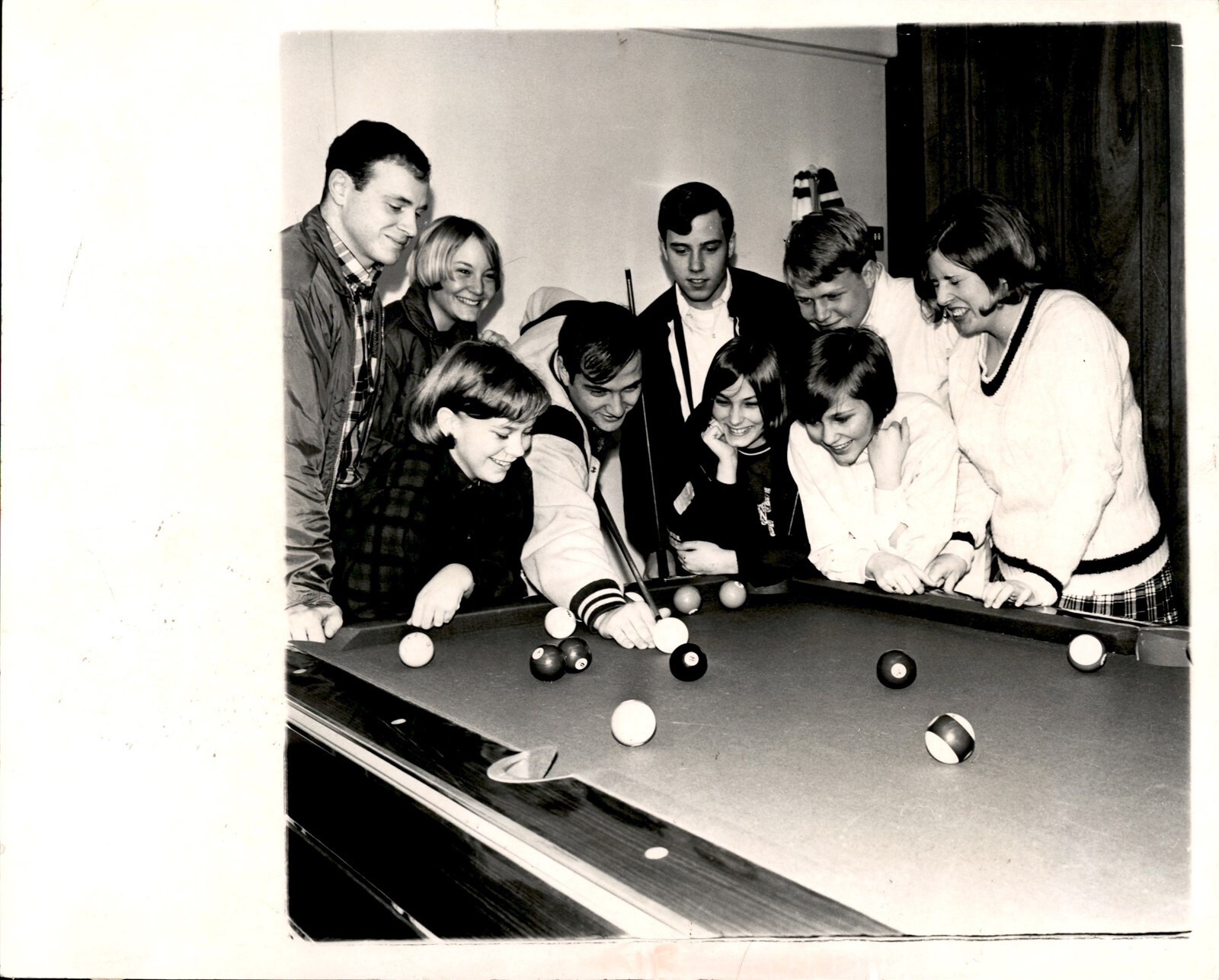 LD287 1967 Original Photo TEENAGE CENTER GROUP Shooting Pool Billiards Game Fun