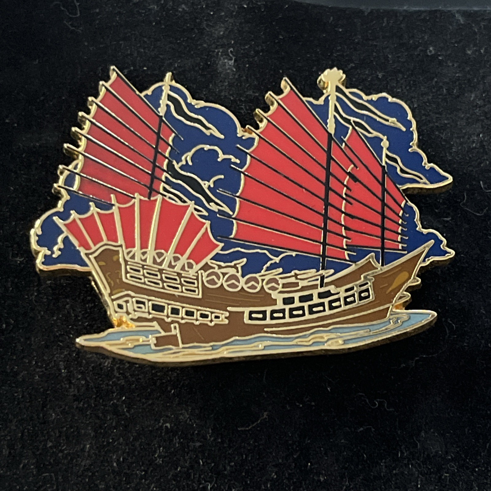 LE 100 DISNEY Pirates of the Caribbean The Empress Ship PIN 2009 RARE