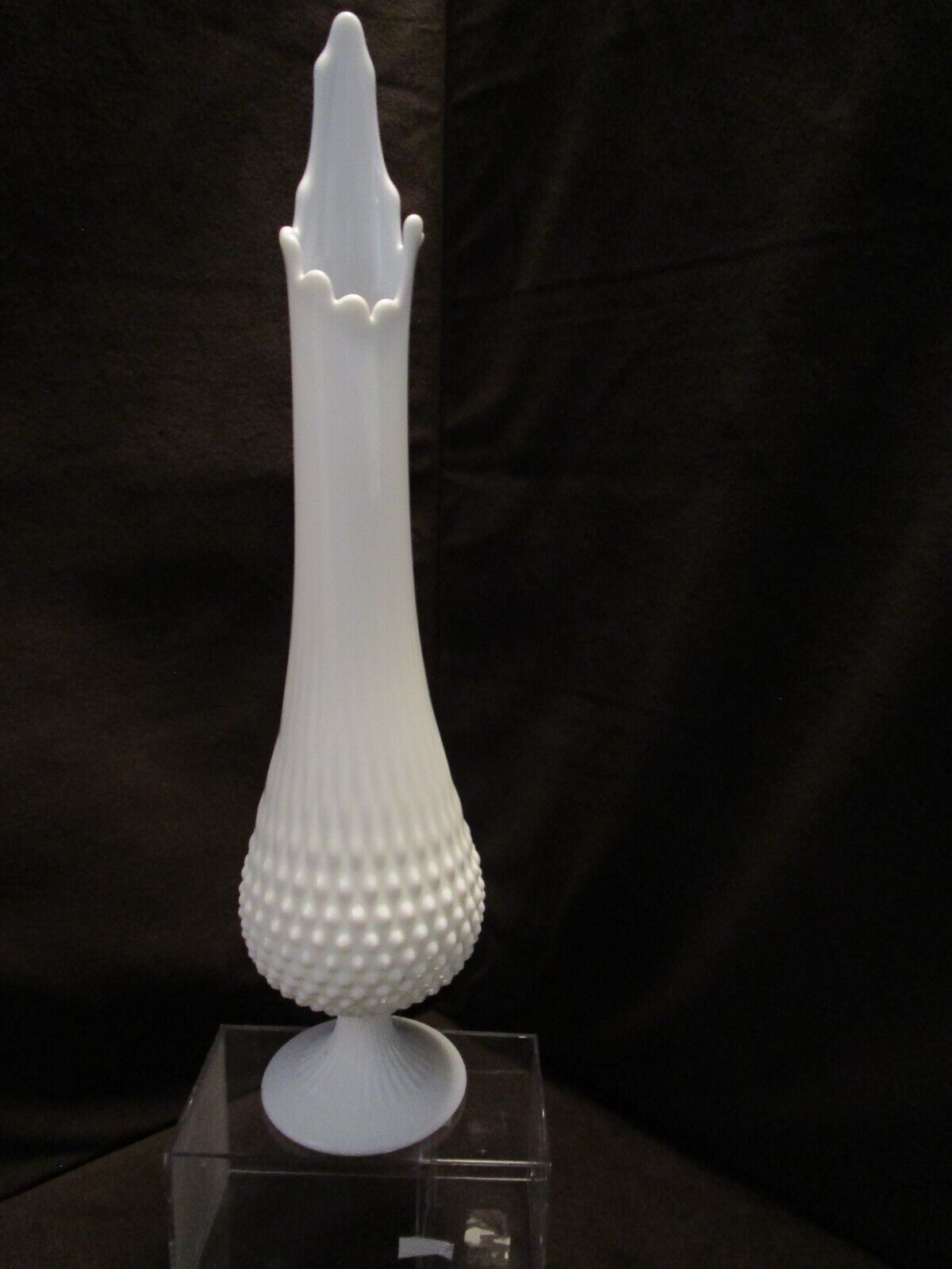 Vintage Fenton Vase White Milk Glass 20.5\