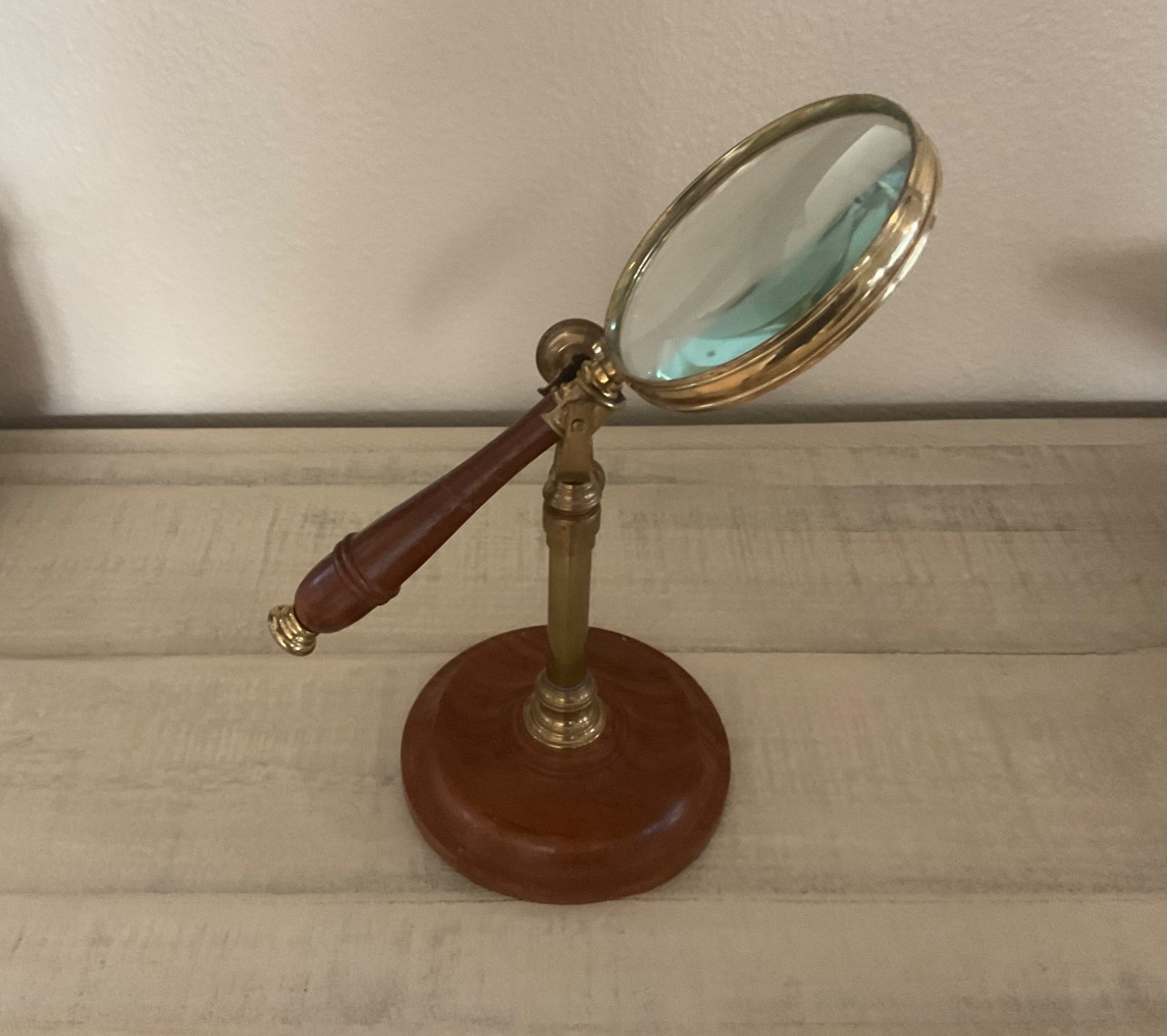 VINTAGE ROTATING DESKTOP MAGNIFYING GLASS WOODEN STAND