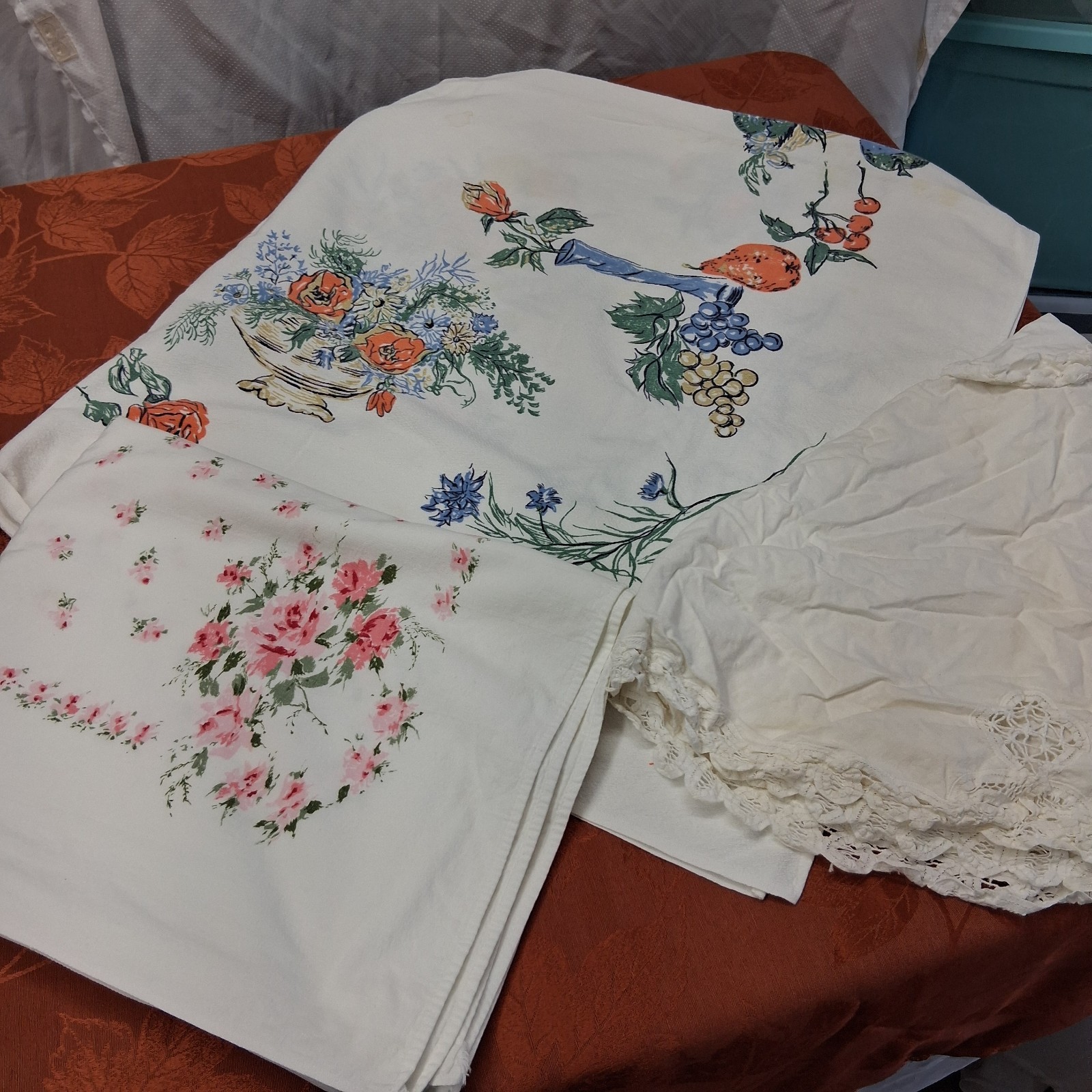 LOT: 3 VNT 50\'s Table Cloths 1 Round Batten Burg Lace 2 Square Floral Startex