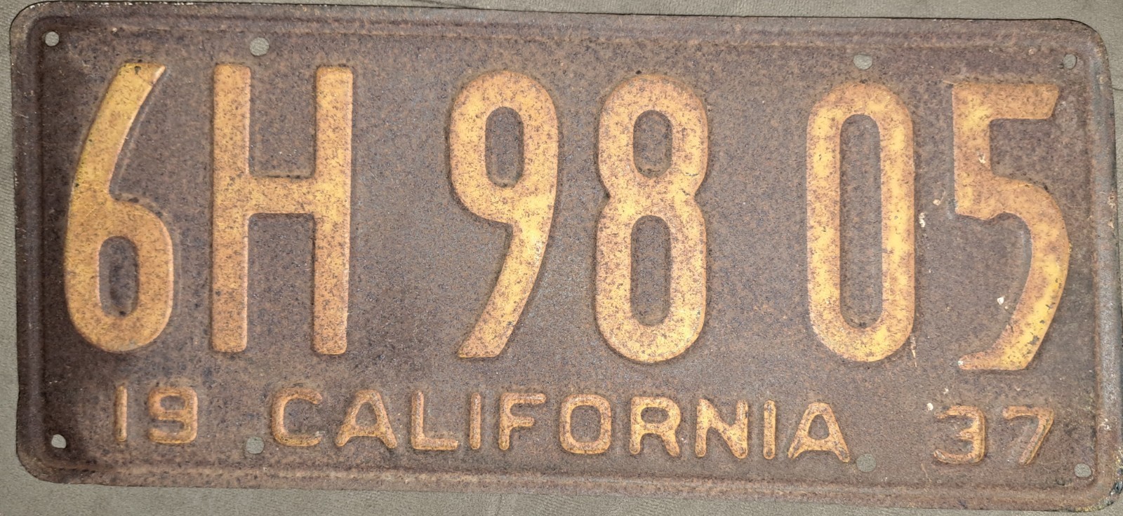 VINTAGE 1937 CALIFORNIA LICENSE PLATE YELLOW/BLACK NORRIS MANUFACTURING COMPANY