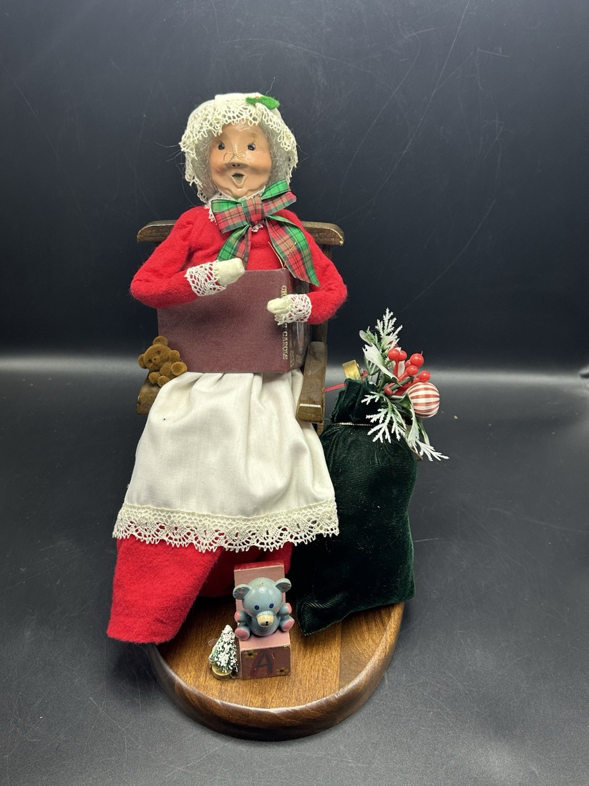 Byers Choice The Carolers Mrs. Claus Rocking Chair Wooden Base 1986 Vintage