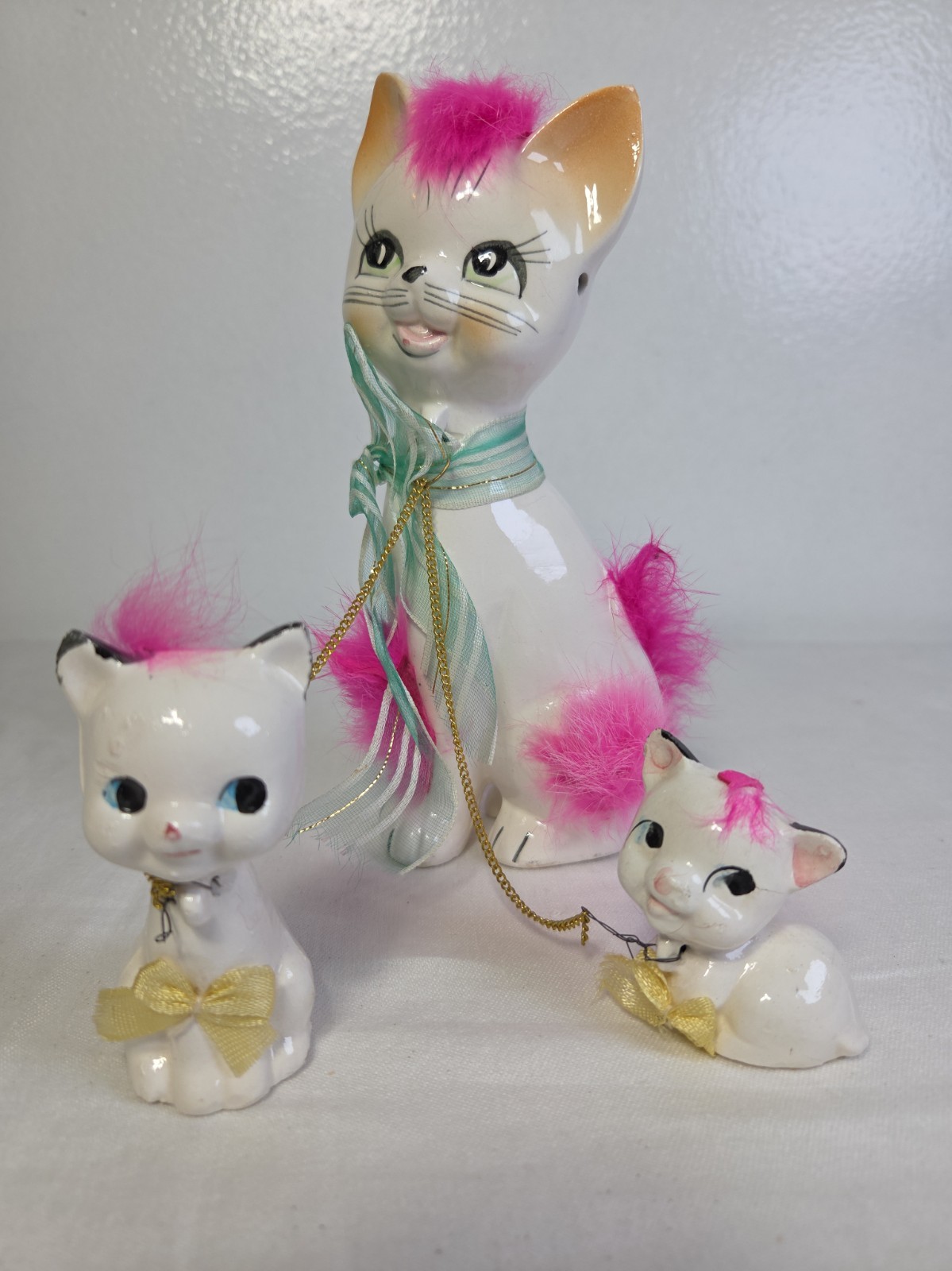 Adorable MCM Chained Figurines PinkFur Mama & Kittens Porcelain Original Sticker