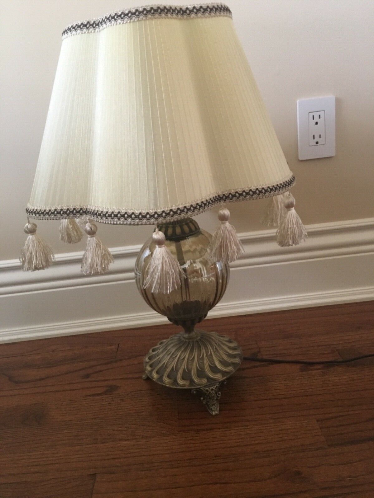 BRAND NEW ANTIQUE BRASS AND GLASS TABLE LAMP