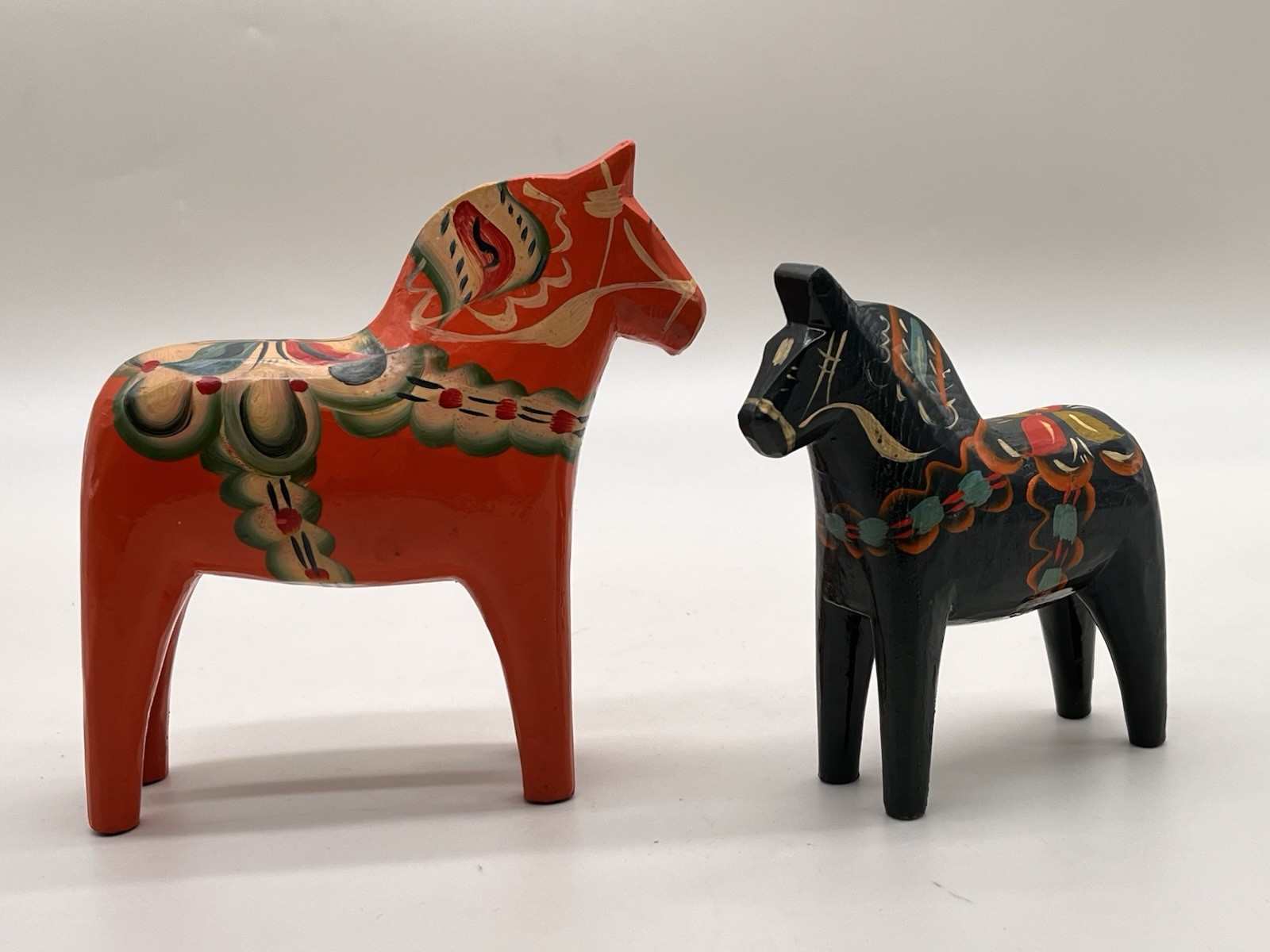 2 Vtg Nils Olsson Sweden AKTA DALA Wood Horses 6 5/8” & 5 1/2” Green & Orange