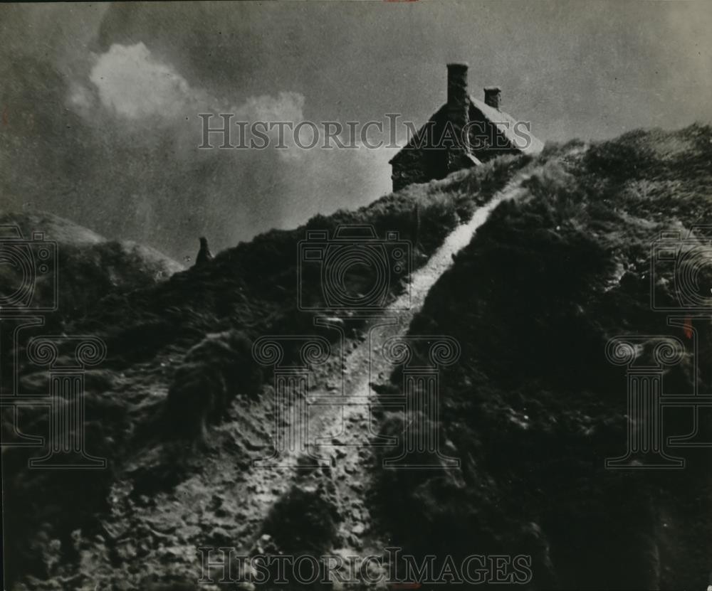 1930 Press Photo Alfred T Roberts at Cottage on the Hill