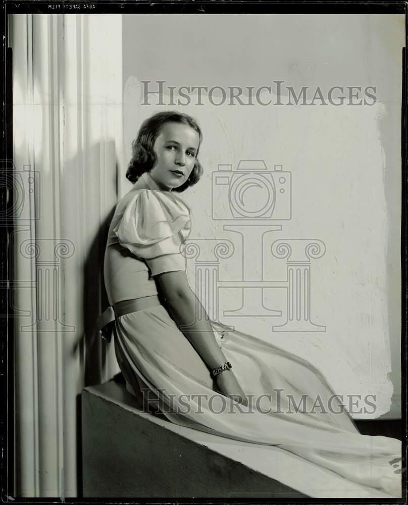 1937 Press Photo Mary Seeger sophomore at Vassar College - mjx98315