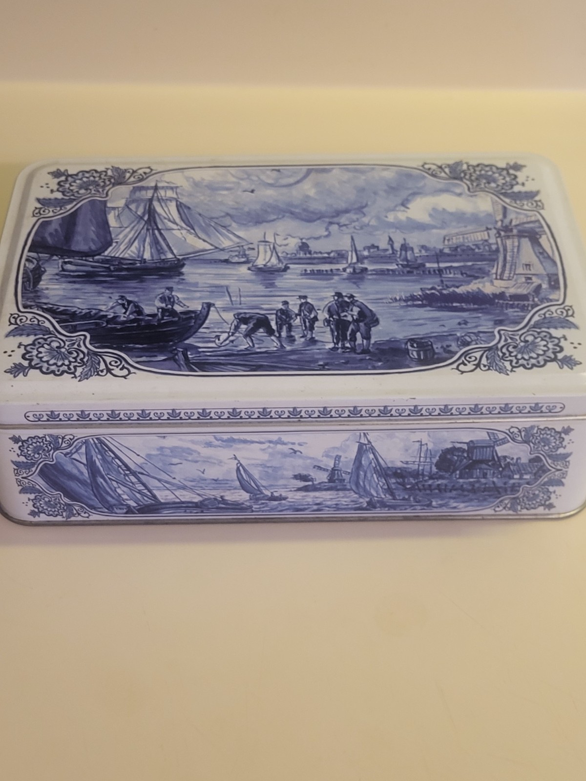 Vintage (1990s) Hellema Hallum Spiced Cookies blue-and-white sailing scene, tin Vintage (1990s) Hellema Hallum Spiced Cookies blue-and-white sailing scene, tin