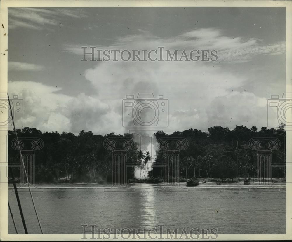 1944 Press Photo smoke rises from Biak Island from U.S. destroyer bombardment