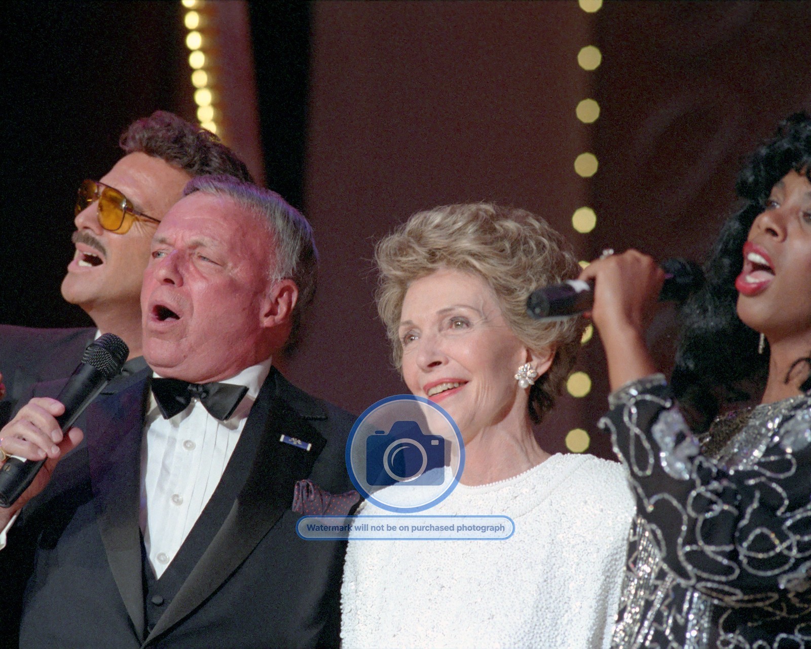 FRANK SINATRA DONNA SUMMER NANCY REAGAN SINGING EVENT 1980S 8X10 PHOTO