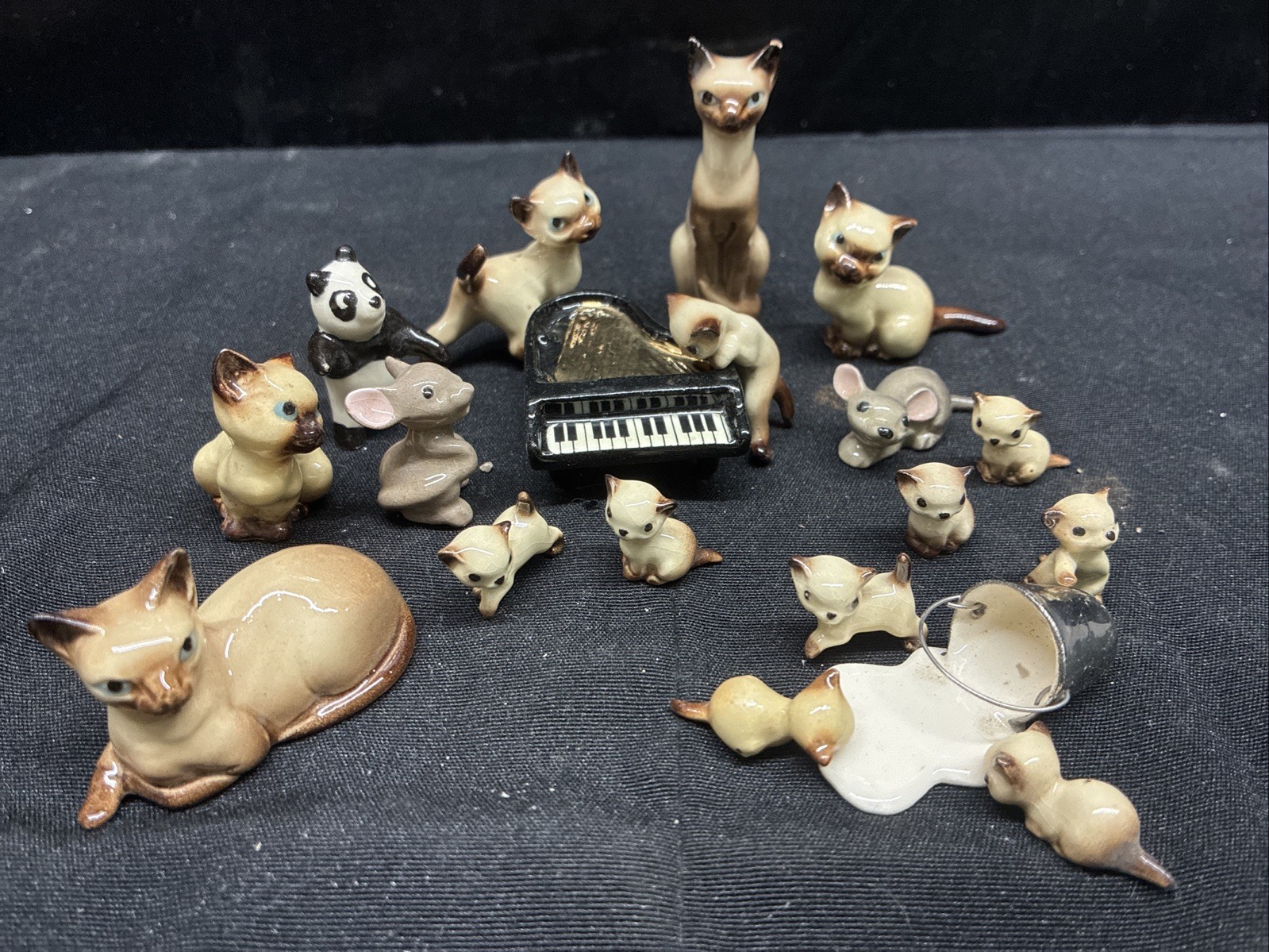 Hagen Renaker Siamese Cats