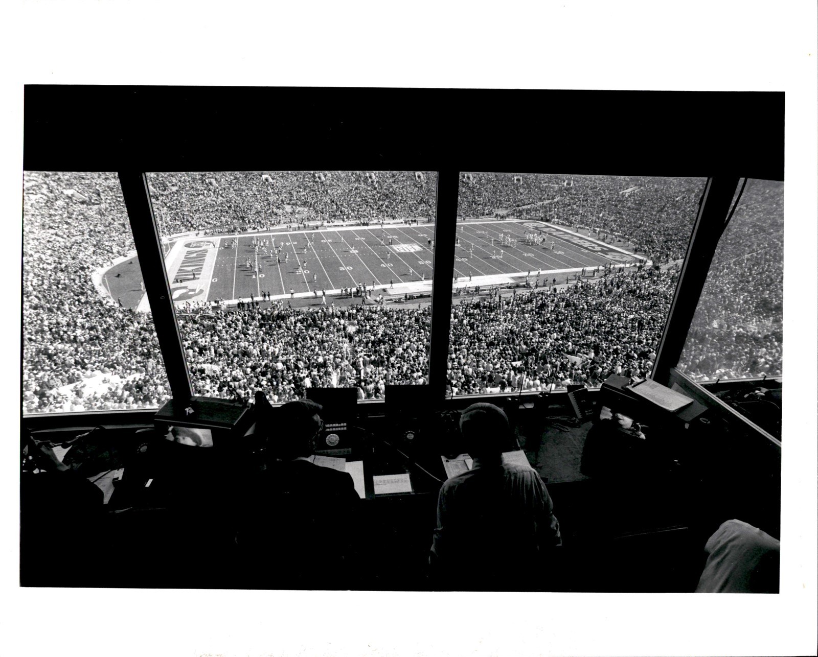 LD439 Original Photo MINNESOTA VIKINGS v OAKLAND RAIDERS SPORTS ANNOUNCERS BOOTH LD439 Original Photo MINNESOTA VIKINGS v OAKLAND RAIDERS SPORTS ANNOUNCERS BOOTH