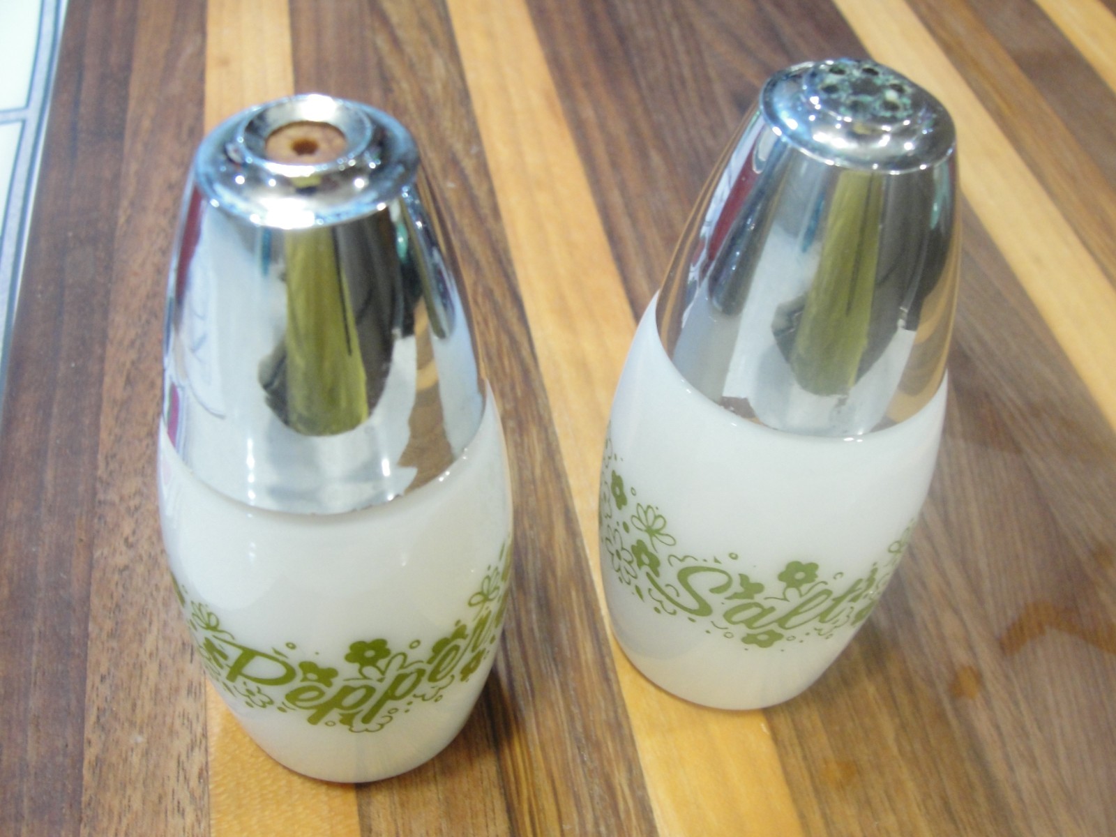 Vtg Gemco Pyrex Green Spring Blossom Crazy Daisy Salt & Pepper Shakers