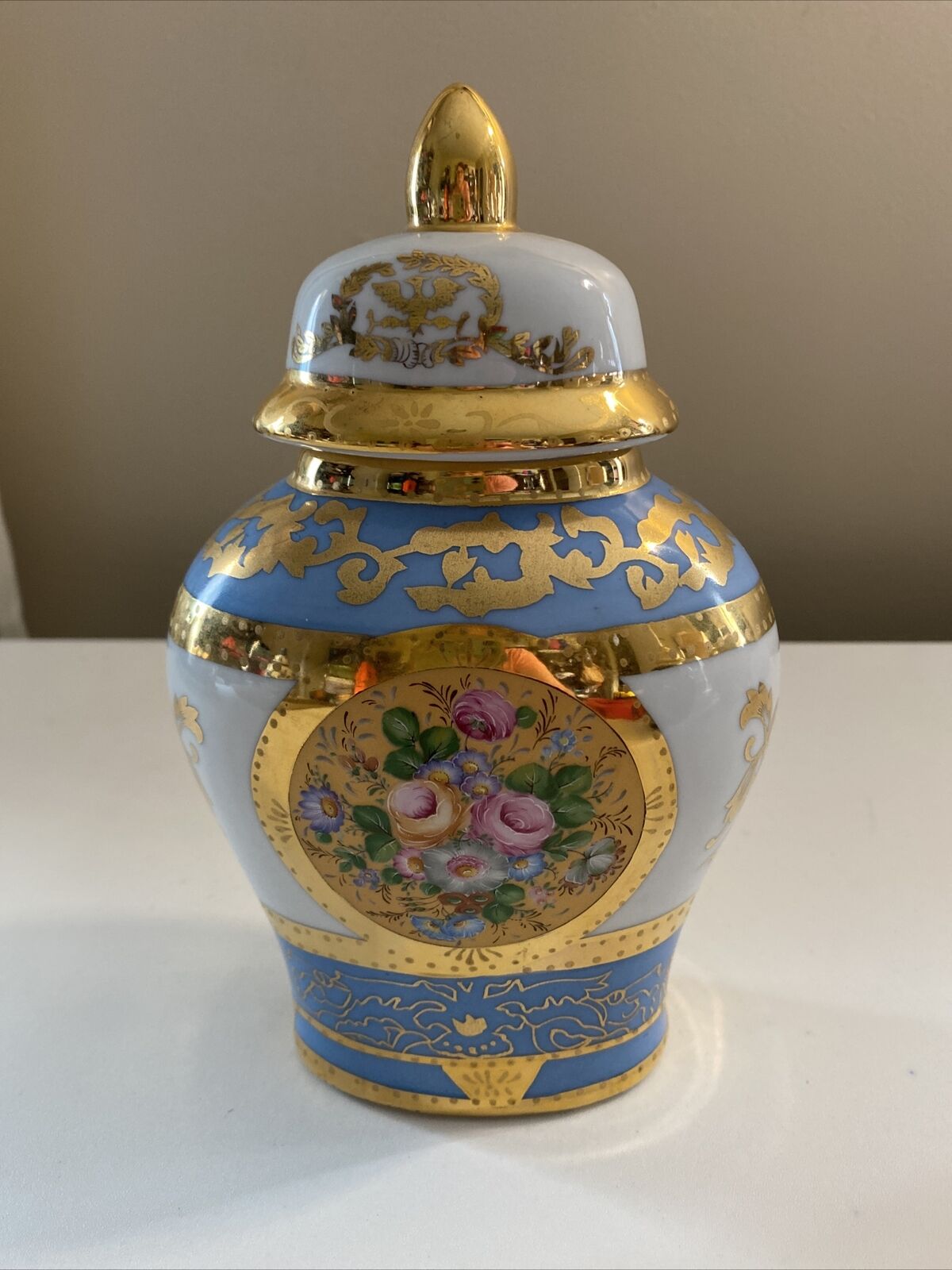 1898 China Company Ginger Jar. beautiful detailing 6” pre owned