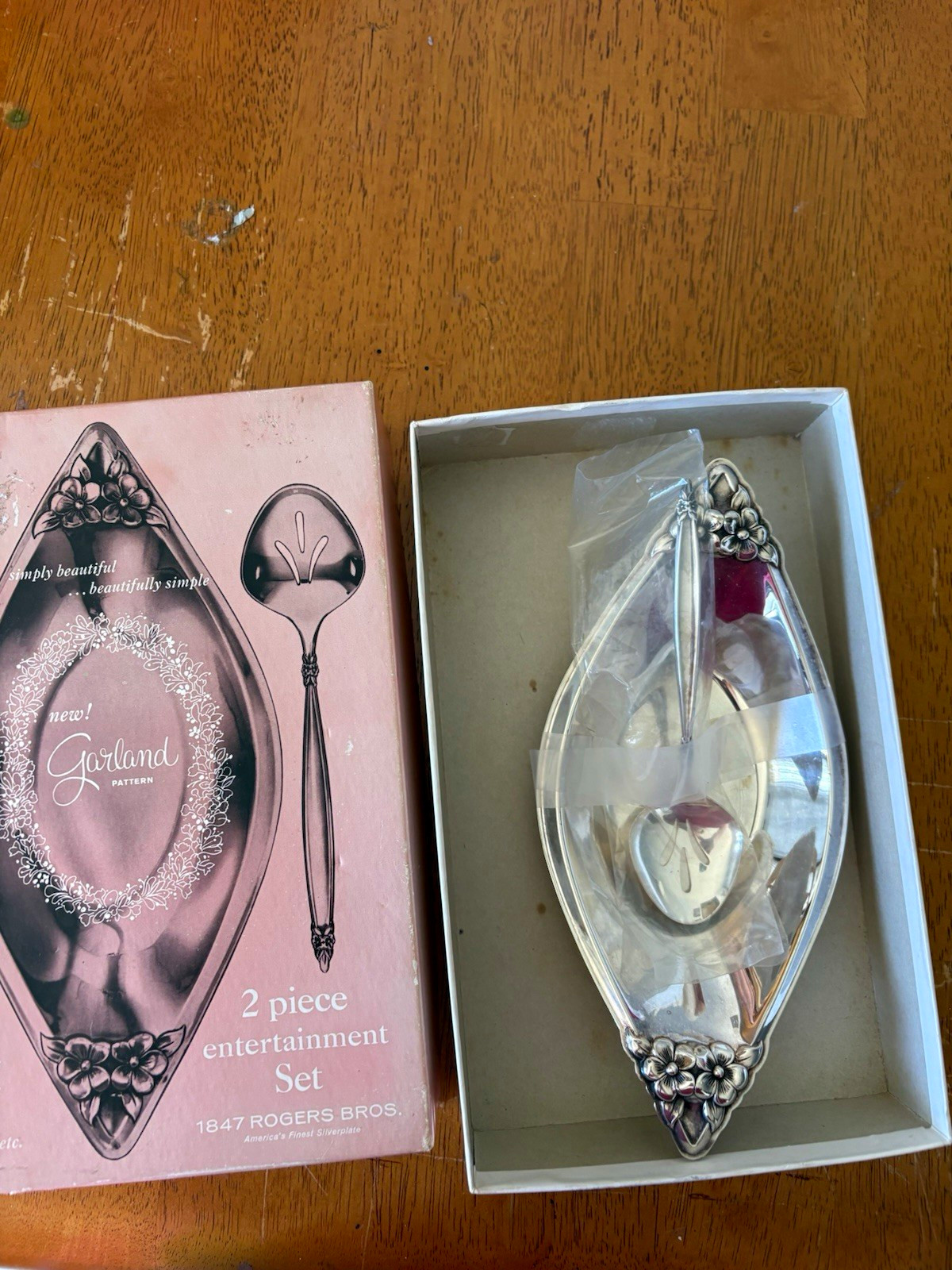 1847 Rogers Bros Garland Floral 2pc Entertainment Set Spoon & Tray Silverplate
