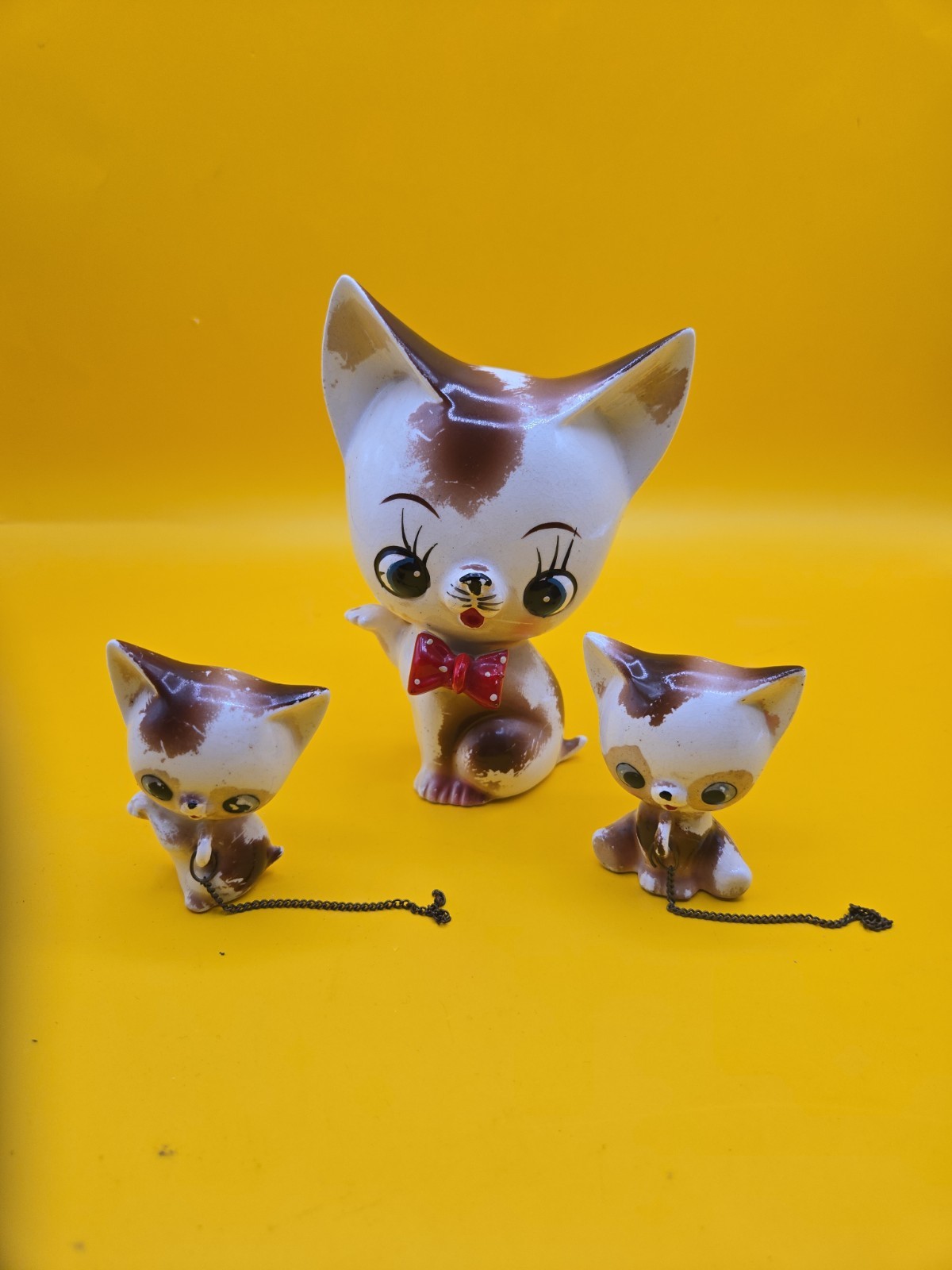 vintage mid-century kitsch cat & 2 Kittens figurineanthropomorphic  Japan