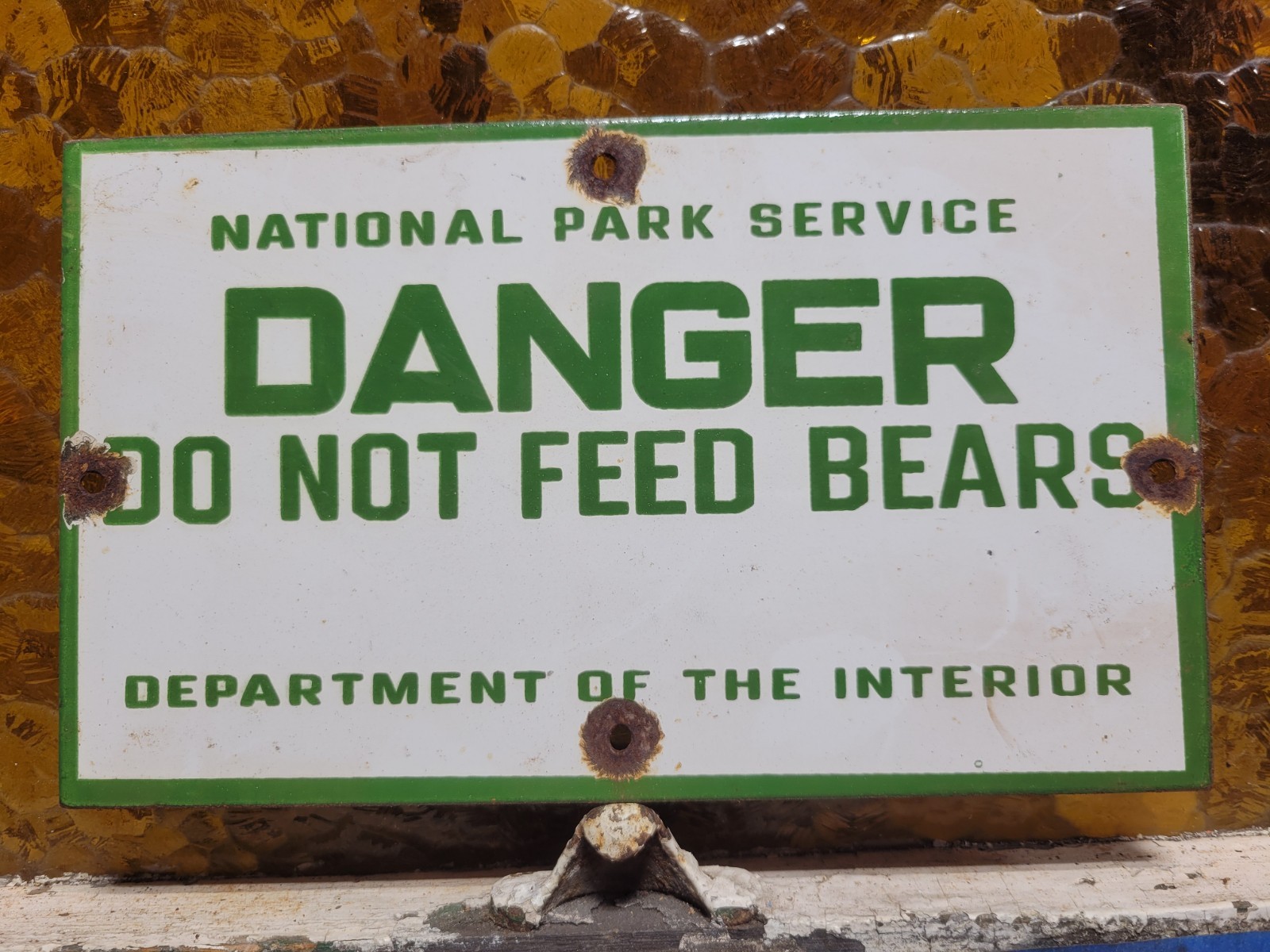 VINTAGE NATIONAL PARK SERVICE PORCELAIN SIGN CAUTION DO NOT FEED BEARS SMOKEY