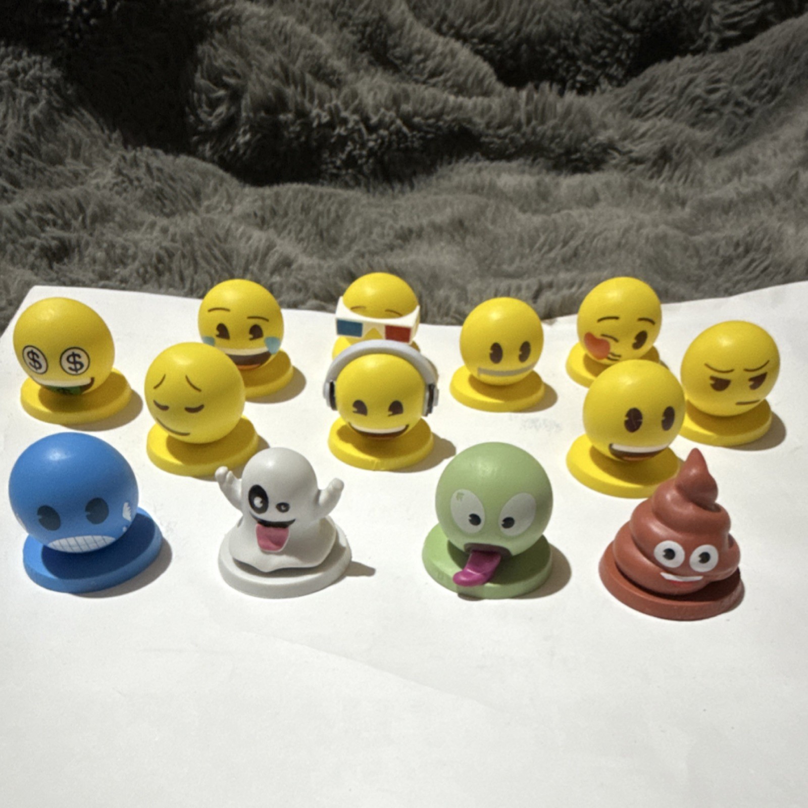  Vualà  Limited Edition Emoji/Stamp Mini Figurine Set 13 Pack 💩👻🥶🤑