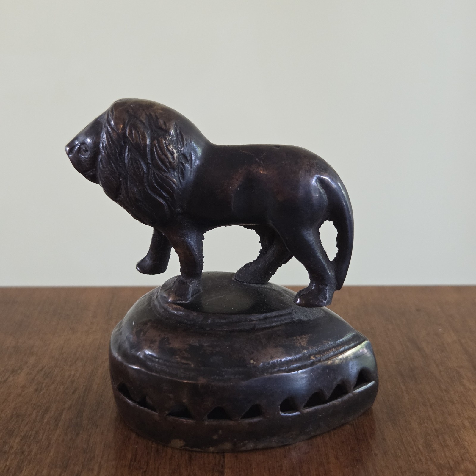 Vintage Brass Figural Lion Hotel Desk Service Servants Bell 3\
