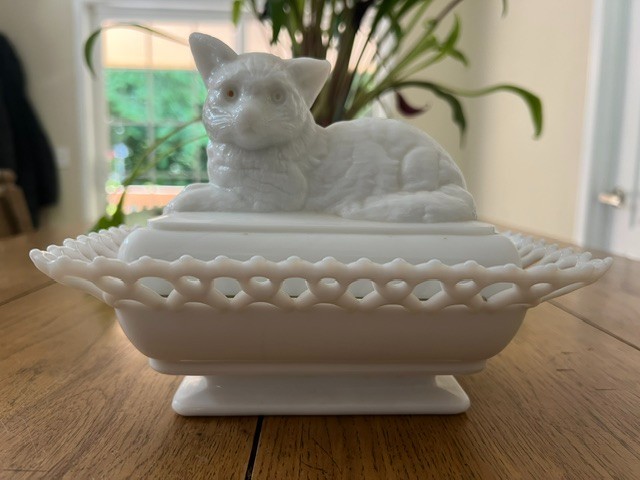 Vintage WESTMORELAND White MILK GLASS CAT In Basket CANDY COVERED DISH