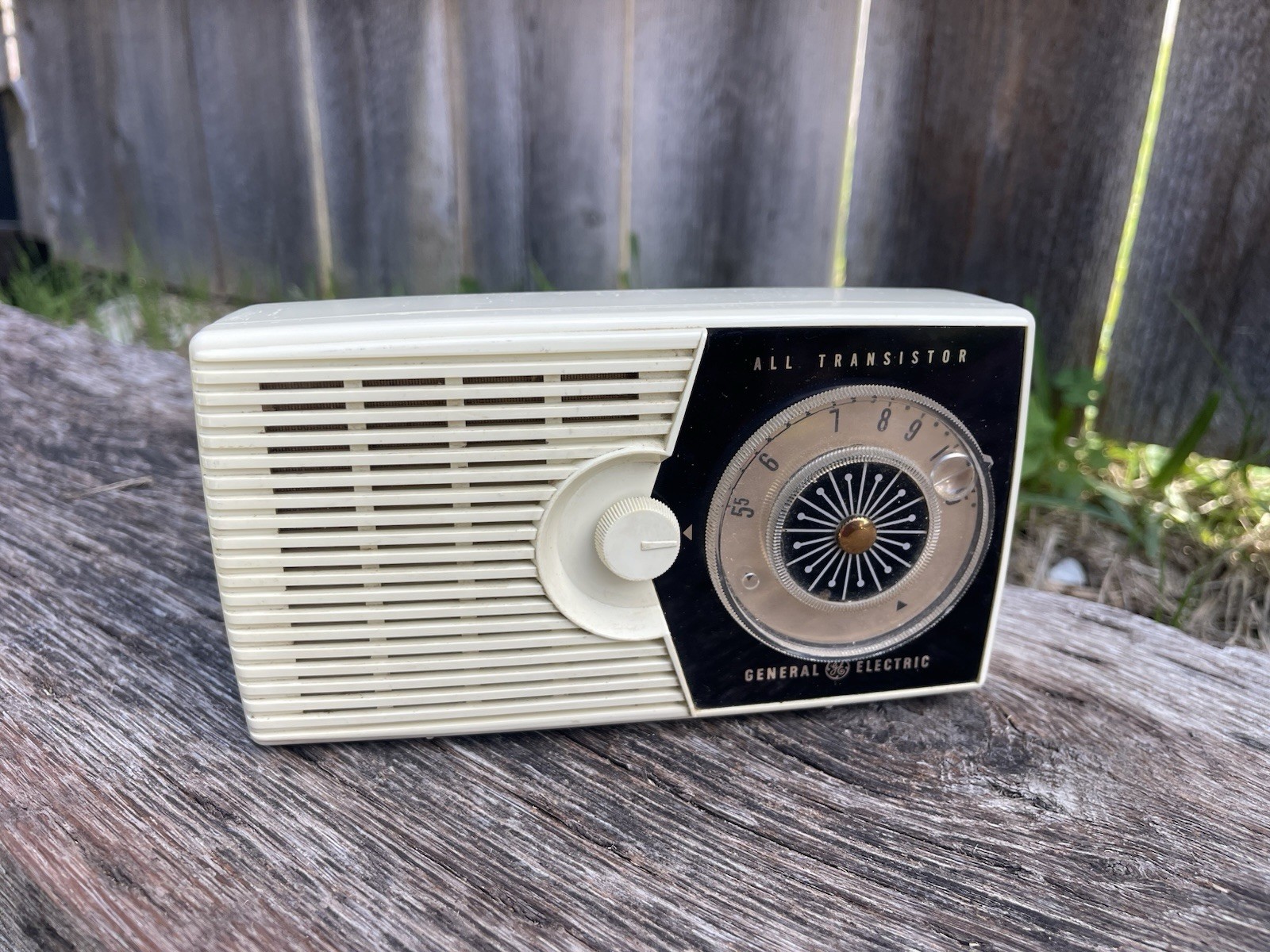 General Electric model P-800A transistor radio - Good Cosmetic Condition / Works