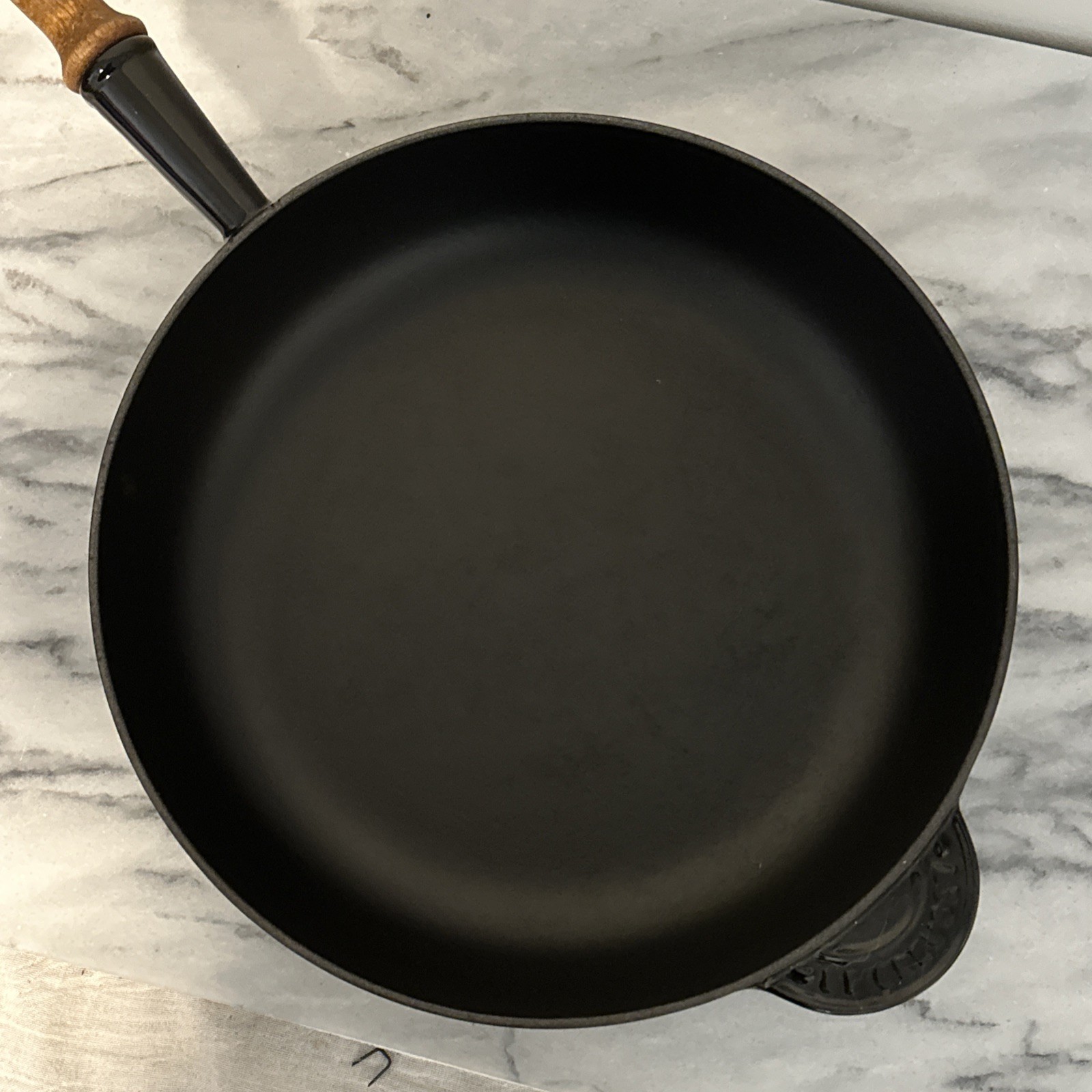 Le Creuset Alpine Wood Handle Deep Skillet In Shinny Black 11” D EUC