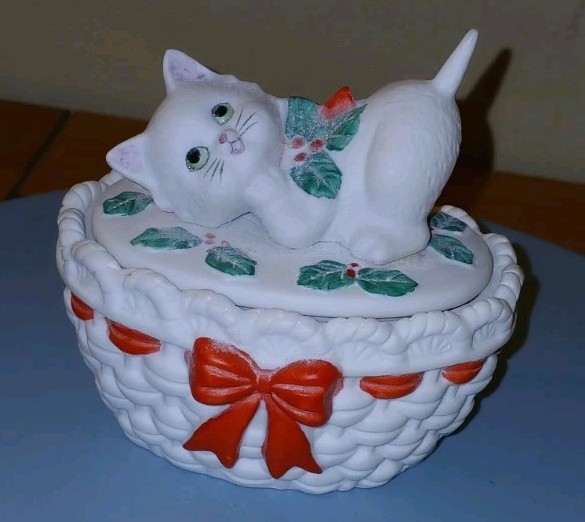 Lefton Kitty Cat in Basket w/Lid Trinket Box Christmas Figurine 1987 Lefton Kitty Cat in Basket w/Lid Trinket Box Christmas Figurine 1987