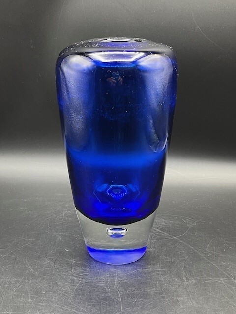 Vtg Cobalt Blue Art Glass Vase Controlled Bubble in Clear Bottom Cased Heavy 8\