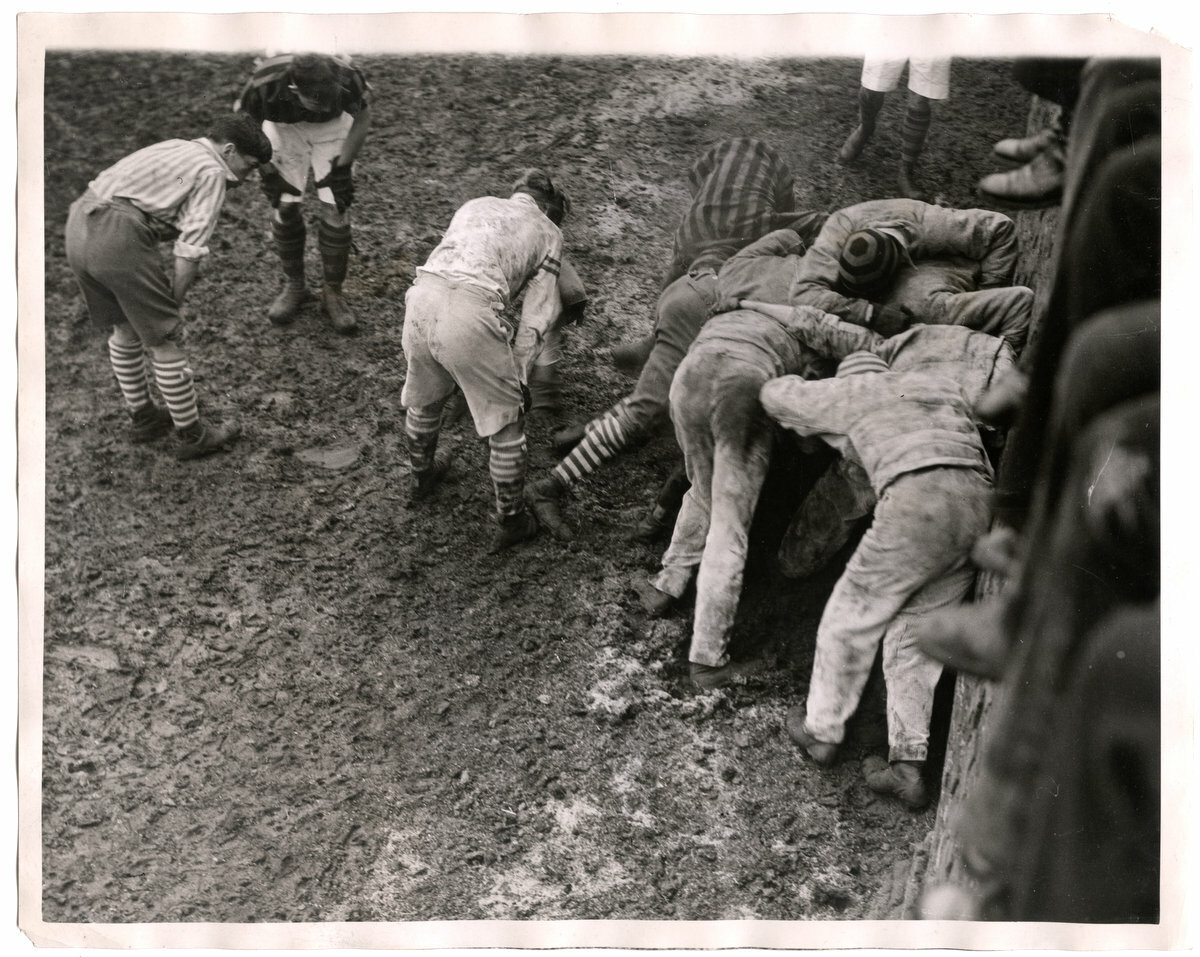 c.1920\'s PRESS PHOTO - THE SAINT ANDREW\'S WALL GAME ETON WALL GAME