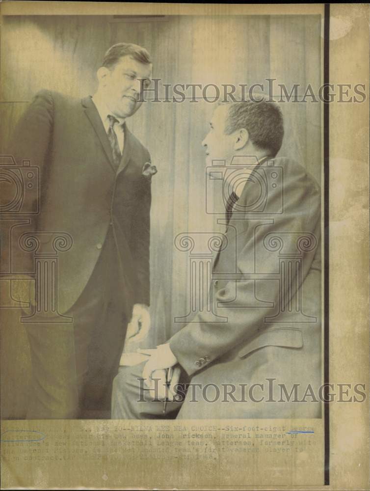 1968 Press Photo George Patterson with the Milwaukee Bucks GM John Erickson 1968 Press Photo George Patterson with the Milwaukee Bucks GM John Erickson