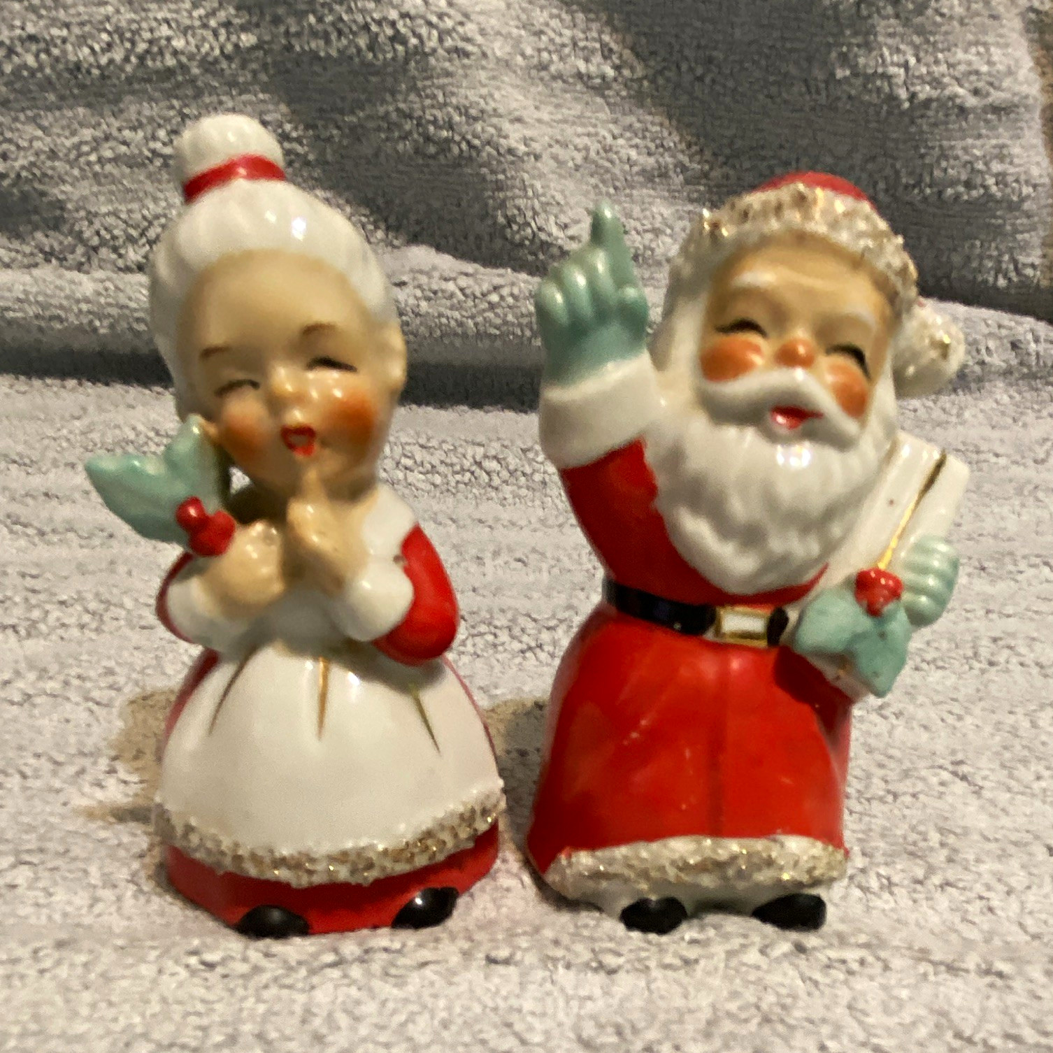 Vintage Japan Hand Painted Ceramic Santa & Mrs. Claus Salt & Pepper Shakers 2pc