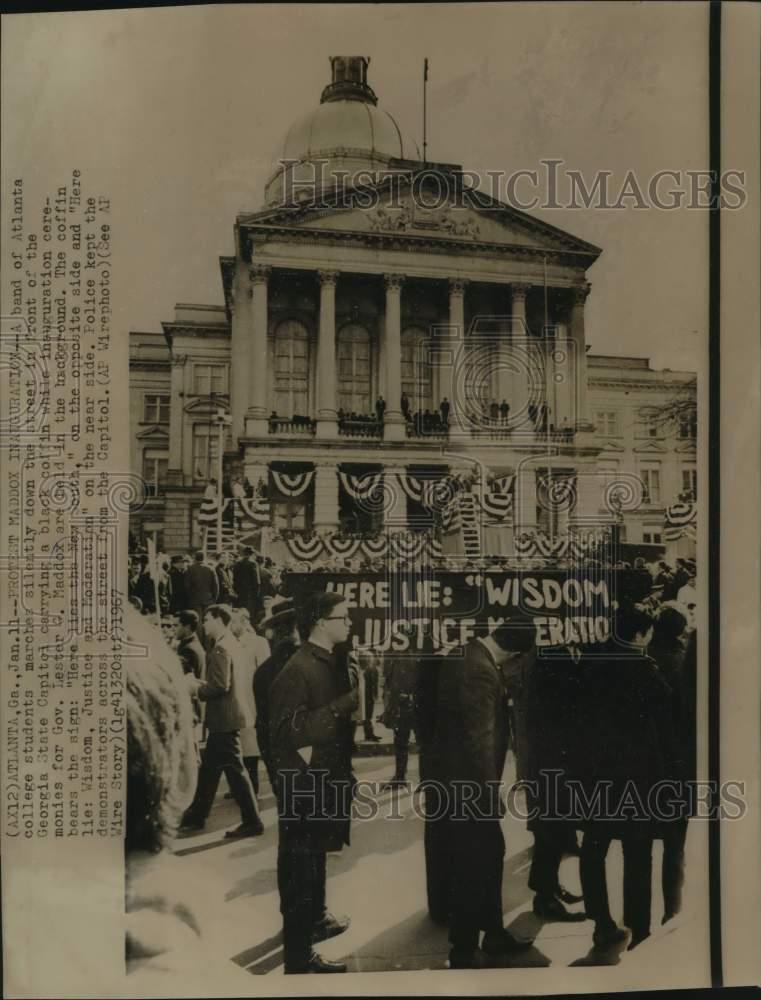 1967 Press Photo College student demonstrators at Governor Maddox's inauguration 1967 Press Photo College student demonstrators at Governor Maddox's inauguration