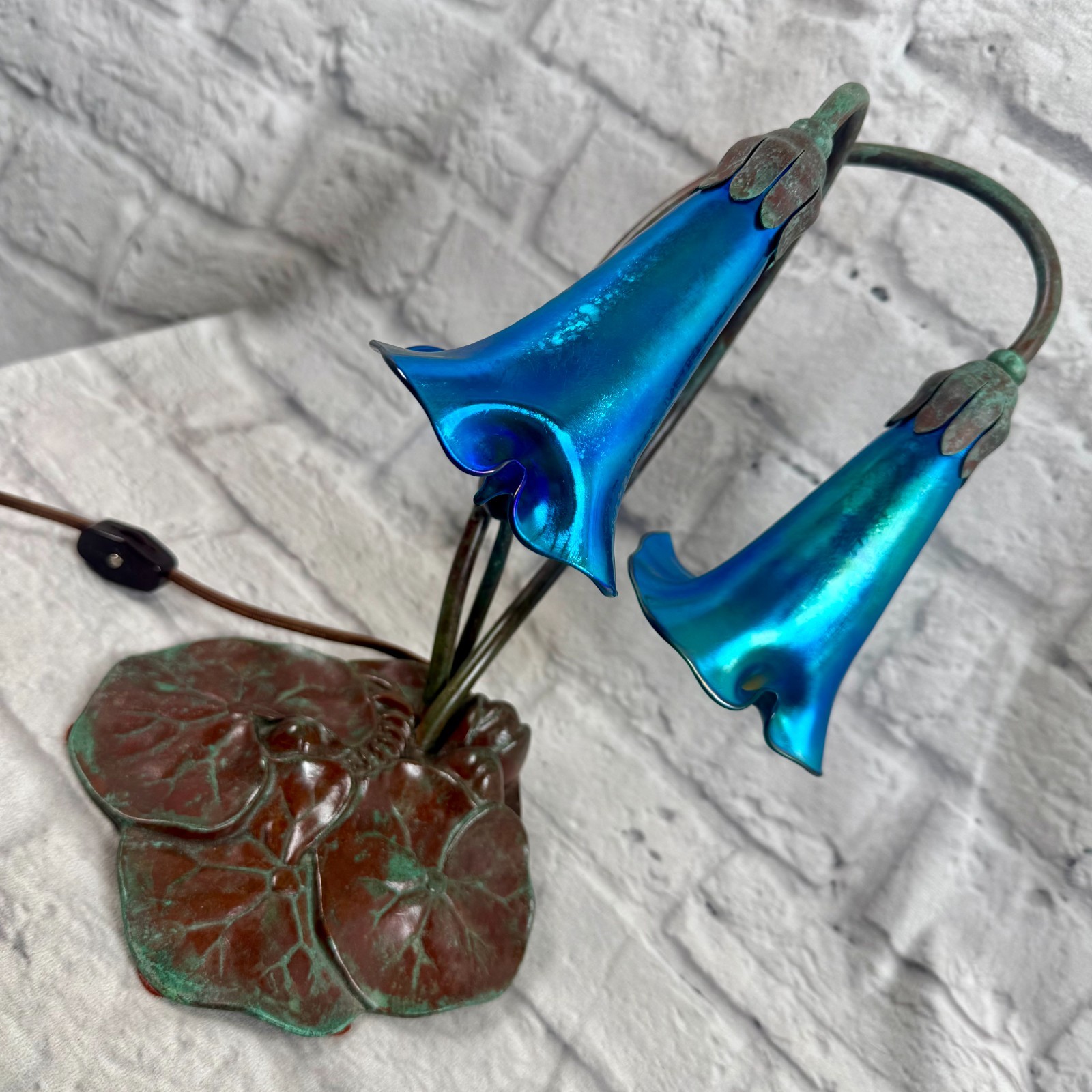 Lundberg Studios American Deluxe Calla Lily Pond Lamp Art Nouveau Iridescent Blu Lundberg Studios American Deluxe Calla Lily Pond Lamp Art Nouveau Iridescent Blu
