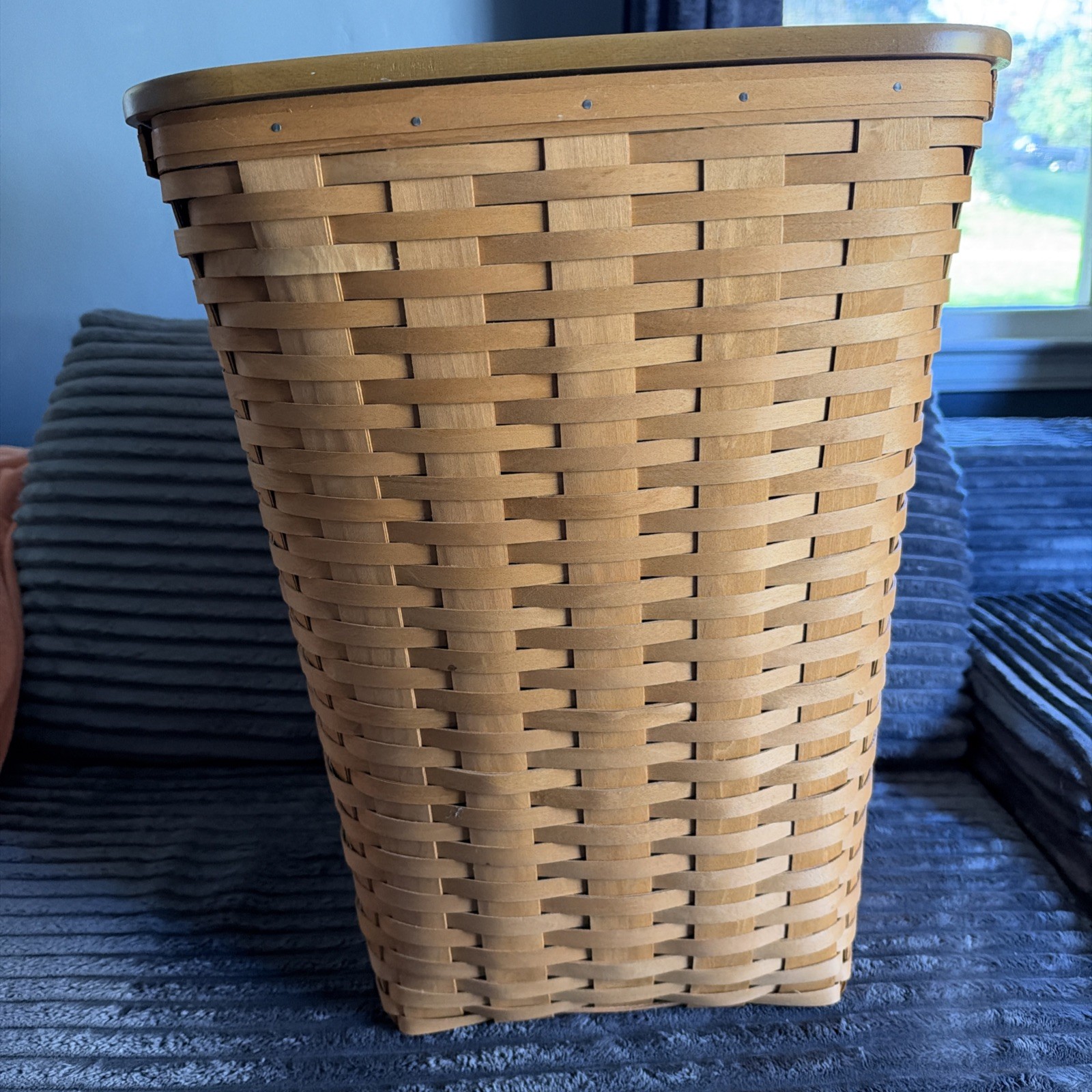 NICE Longaberger 2009 Large Laundry Basket w/ woven woodcraft  lid & Protector 