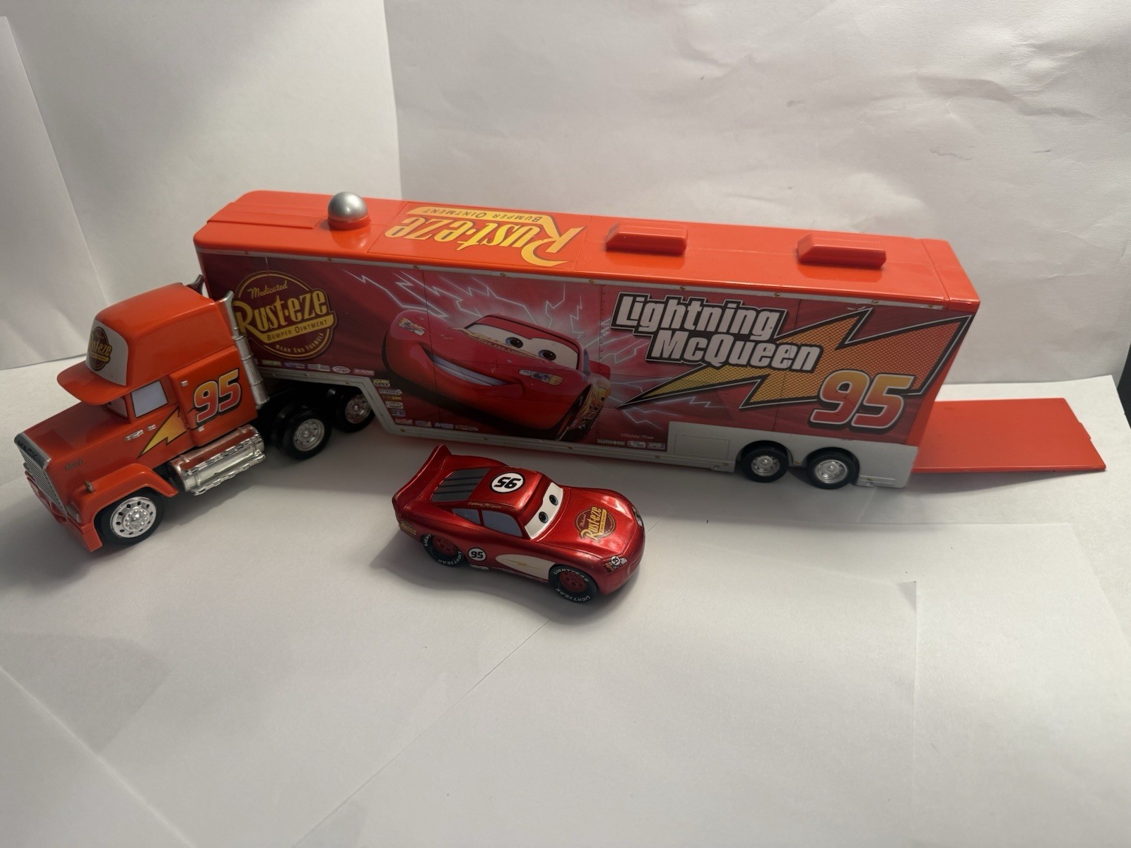 Disney Pixar Cars Runaway Racer Mack Hauler Metallic McQueen 2008 Exclusive