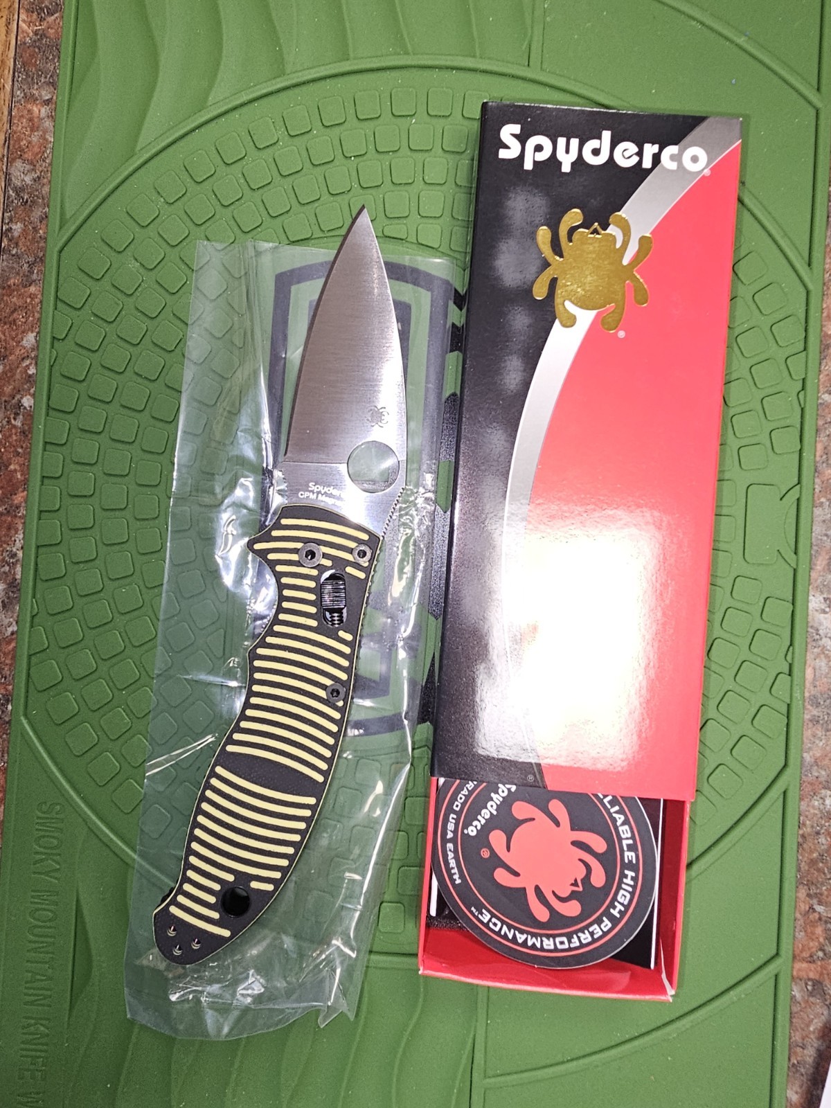 Spyderco Manix 2 Salt MAGNACUT Satin Plain Blade Yellow/Black G10 C101GBKYLMCP2