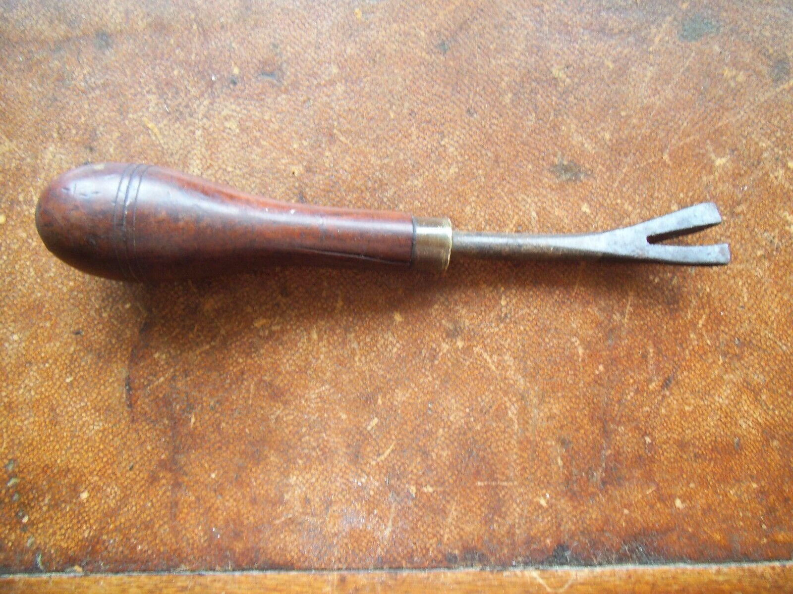 VINTAGE TACK REMOVER / LIFTER  / PULLER - VINTAGE UPHOLSTERY TOOL