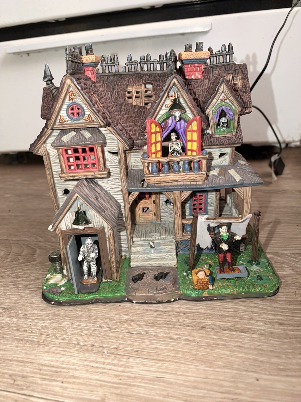 Lemax Spooky Town Haunted House – Animated Halloween Decoration 🎃👻 Lemax Spooky Town Haunted House – Animated Halloween Decoration 🎃👻